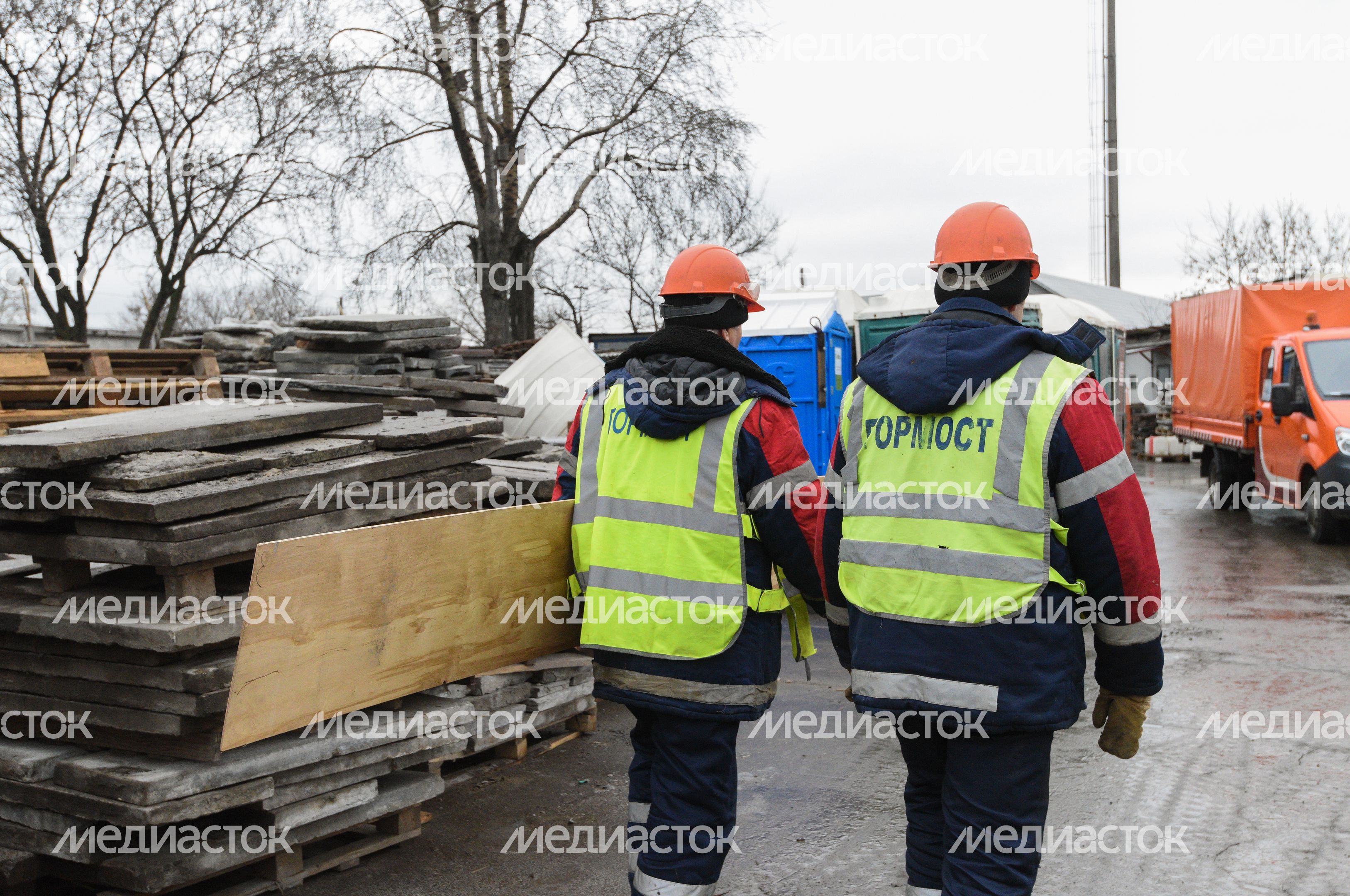 Процесс обработки гранитного камня специалистами ГБУ «Гормост» для облицовки стен подземных пешеходных переходов в Москве