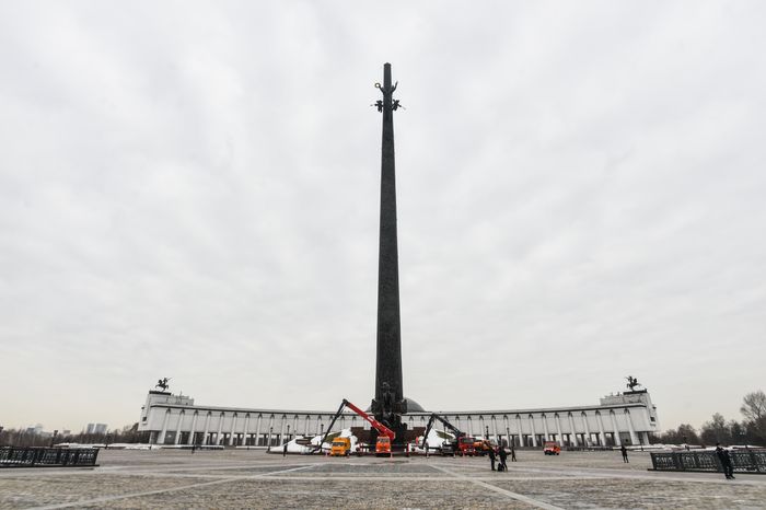 Промывка после зимы Монумента Победы на Поклонной горе в Москве