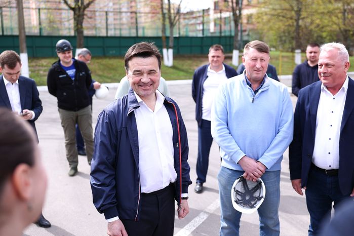 Андрей Воробьев проверил ход ремонта бассейна в поселке Селятино