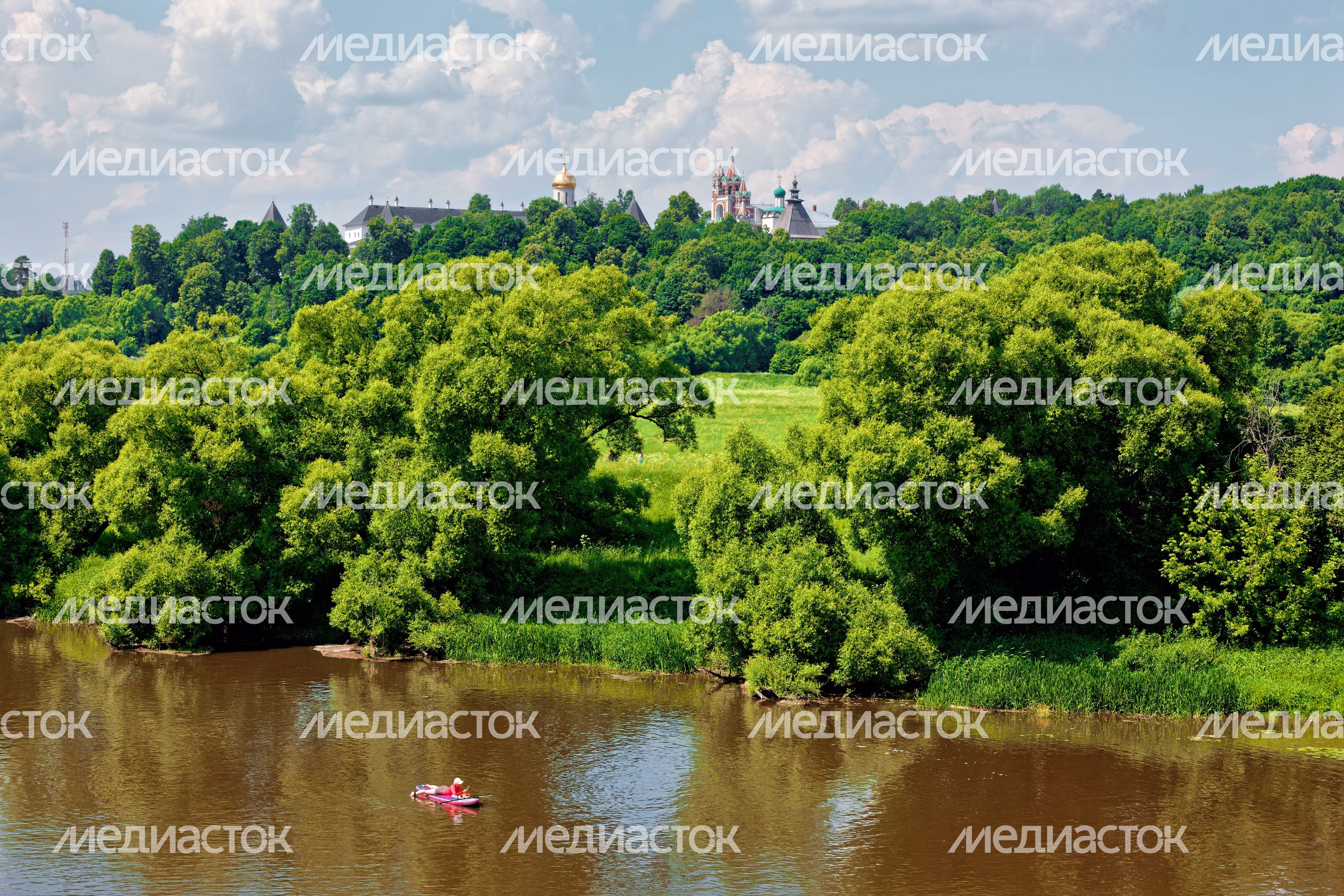 Массовый заплыв на 6 км по Москве-реке на сапах, каяках и байдарках в День России в Звенигороде Одинцовского округа Массовый заплыв на 6 км по Москве-реке на сапах, каяках и байдарках в День России в Звенигороде Одинцовского округа
