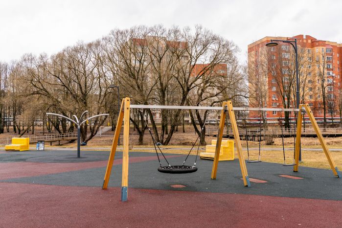 Весна в парке у набережной реки Песочной в Истре