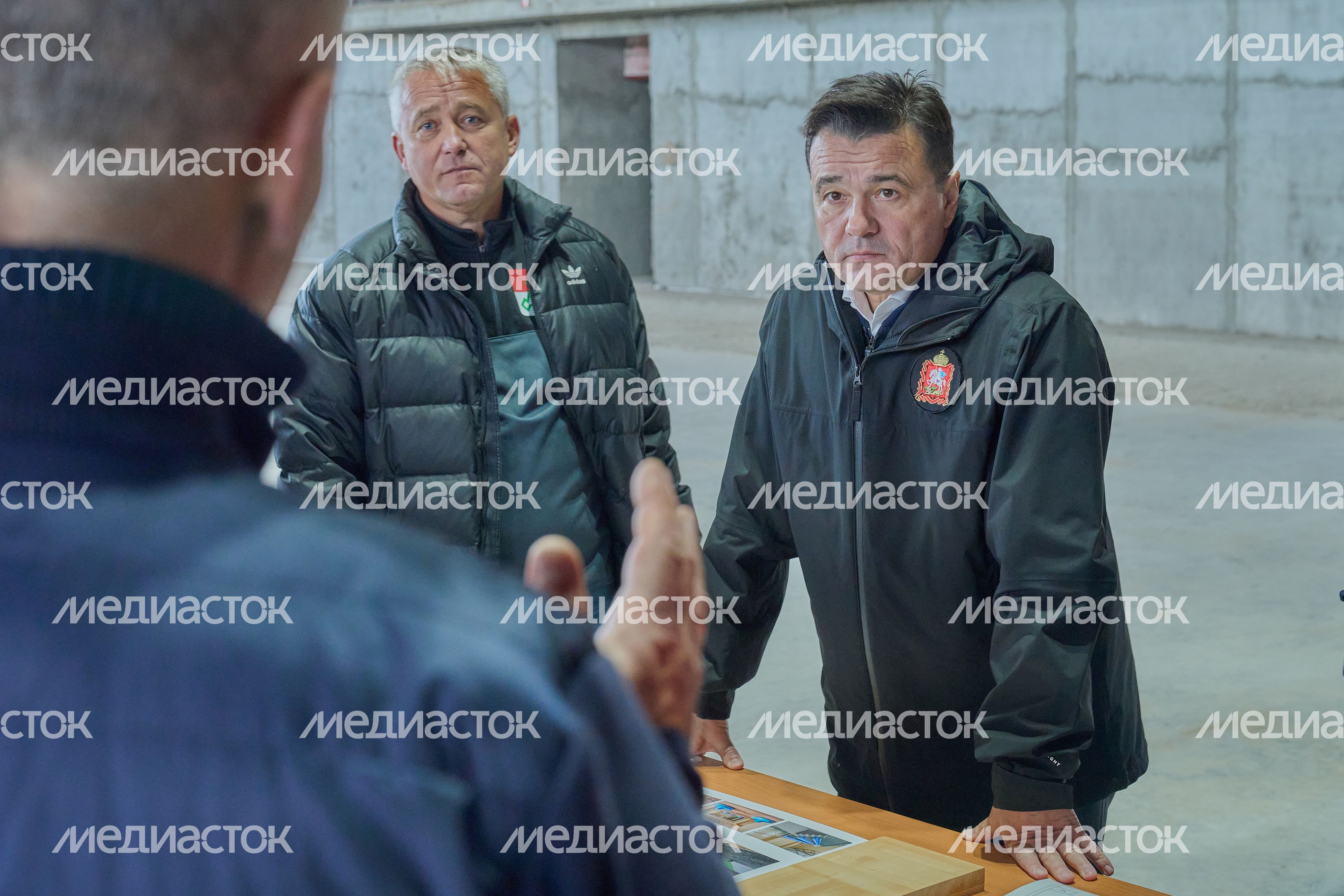 Проверка хода строительства ФОКа с крытым катком в Волоколамске Губернатором Подмосковья