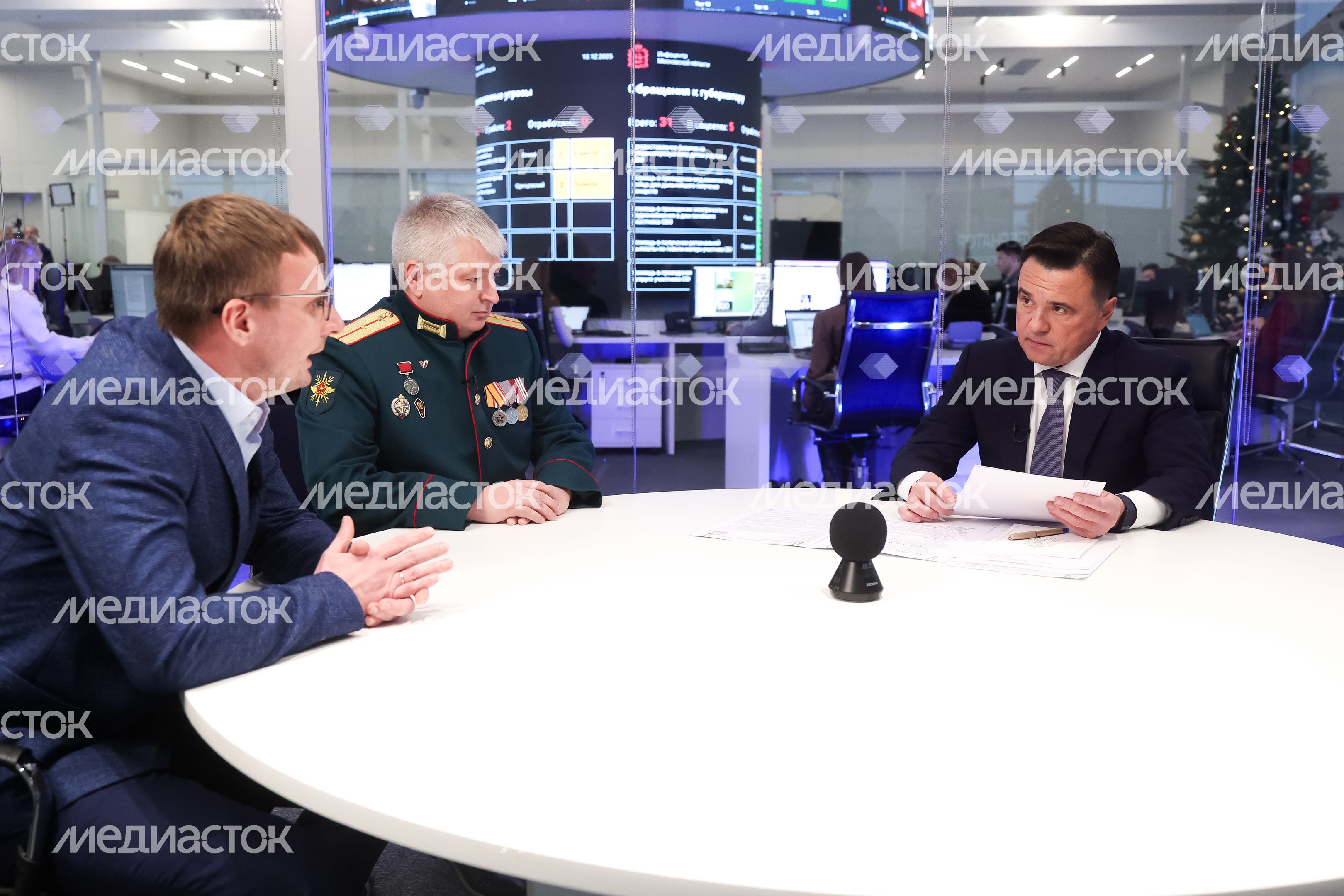 Андрей Воробьев выслушал просьбу старосты деревни Буняково и жителя села Красный Путь Андрей Воробьев выслушал просьбу старосты деревни Буняково и жителя села Красный Путь