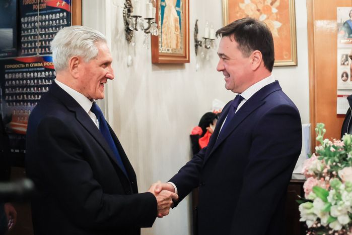 Посещение губернатором космонавта первого отряда
