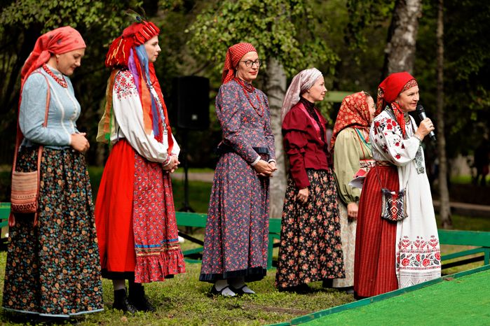 Дефиле в народных костюмах от центра «Истоки» на фестивале народных традиций «Три Спаса в Мелихове»