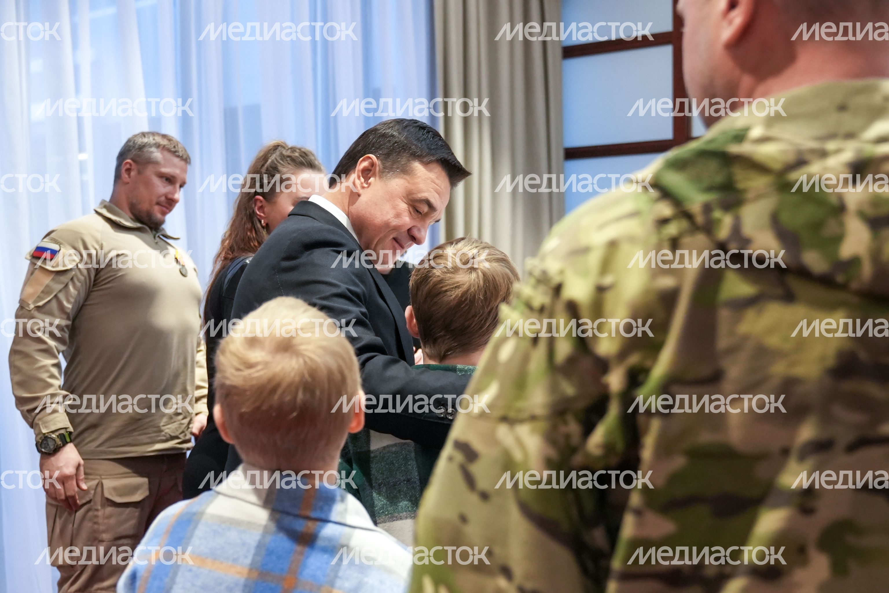 Андрей Воробьев вручил добровольцам отряда БАРС медали «За храбрость» II степени Андрей Воробьев вручил добровольцам отряда БАРС медали «За храбрость» II степени