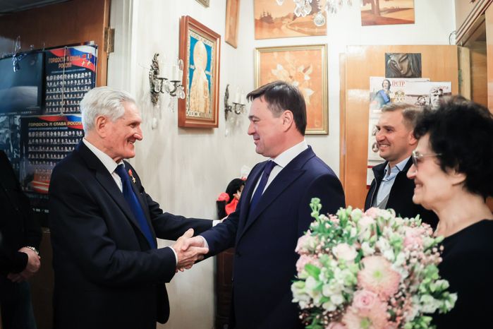 Посещение губернатором космонавта первого отряда