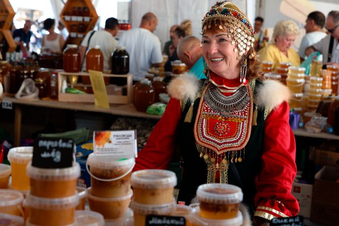 Торговля медом на Сырном фестивале в Истре