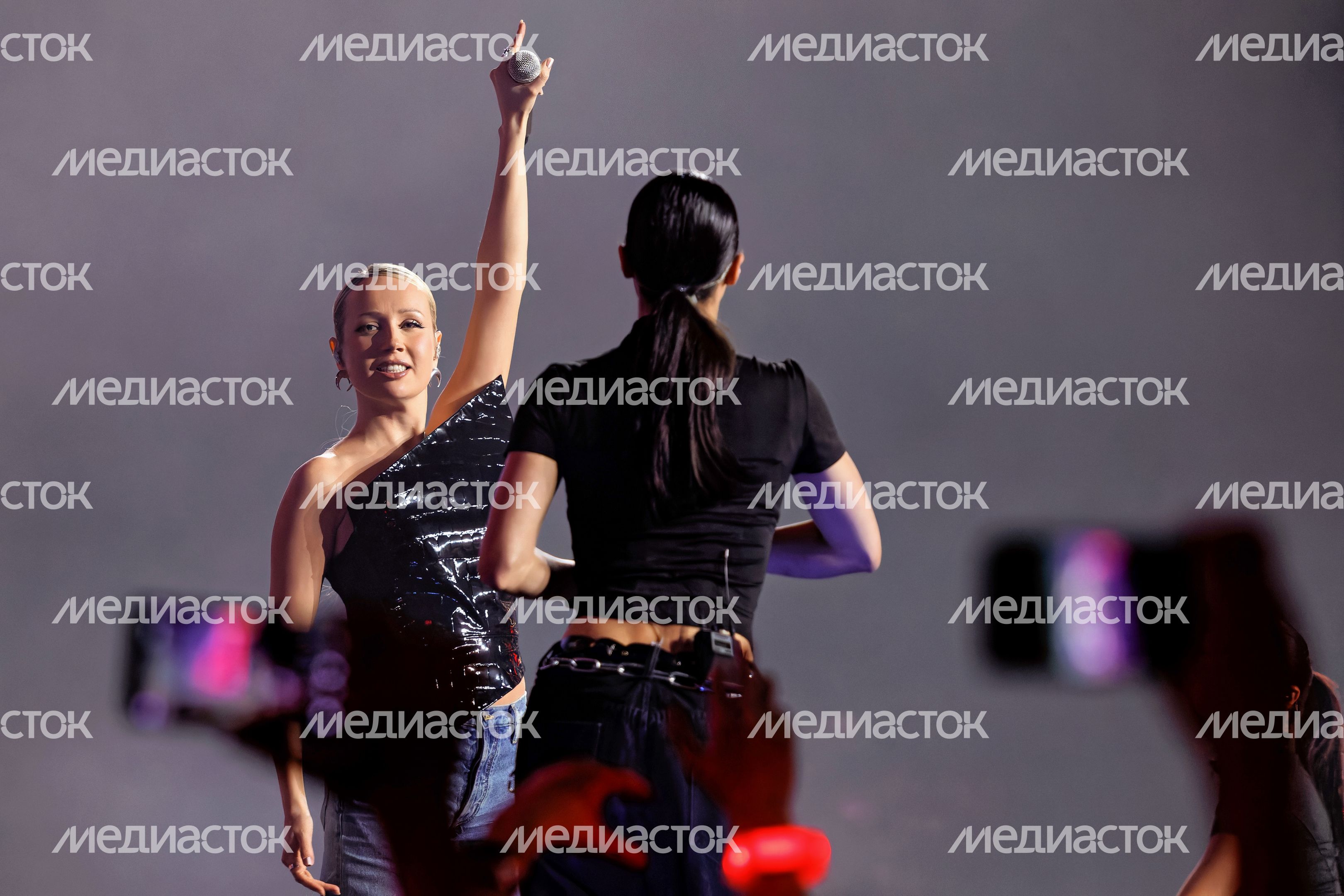 Певица Клава Кока на закрытии Единой школьной лиги Подмосковья сезона 2025/2026 на сцене «Live Арены» в Одинцово Певица Клава Кока на закрытии Единой школьной лиги Подмосковья сезона 2025/2026 на сцене «Live Арены» в Одинцово
