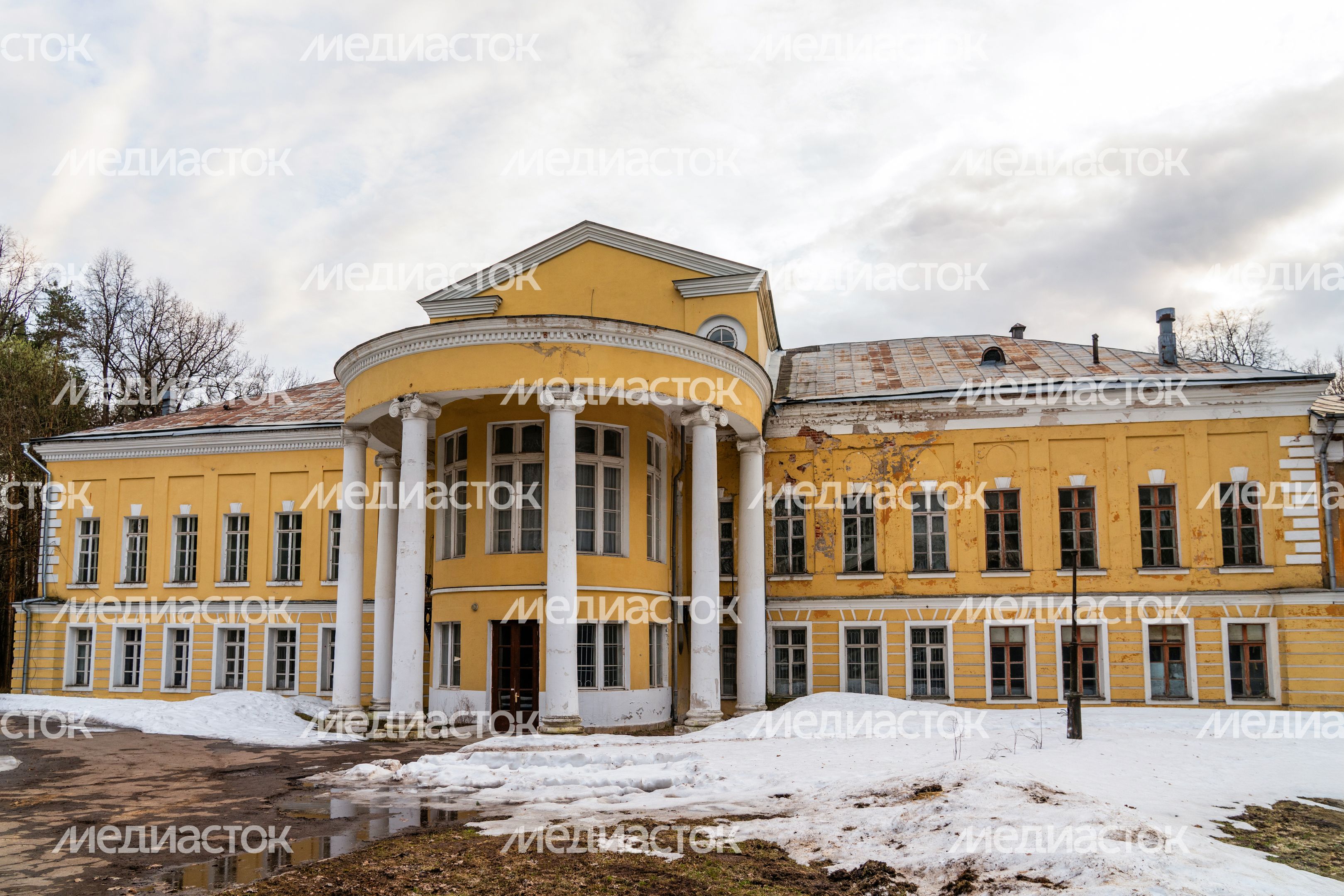 Главный дом усадьбы Суханово Ленинского округа весной Главный дом усадьбы Суханово Ленинского округа весной