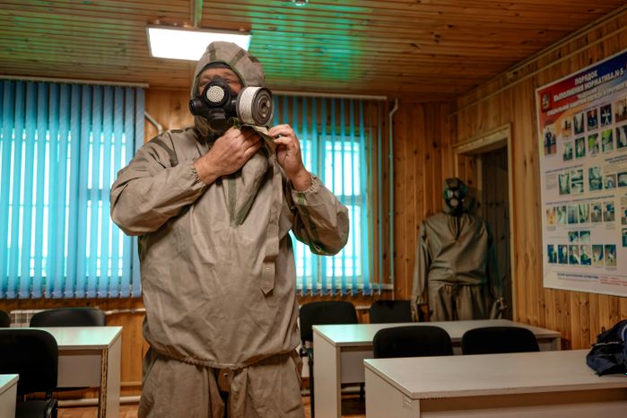 Спасатели демонстрируют навыки выполнения нормативов по радиационно-химической и биологической защите на экзамене
