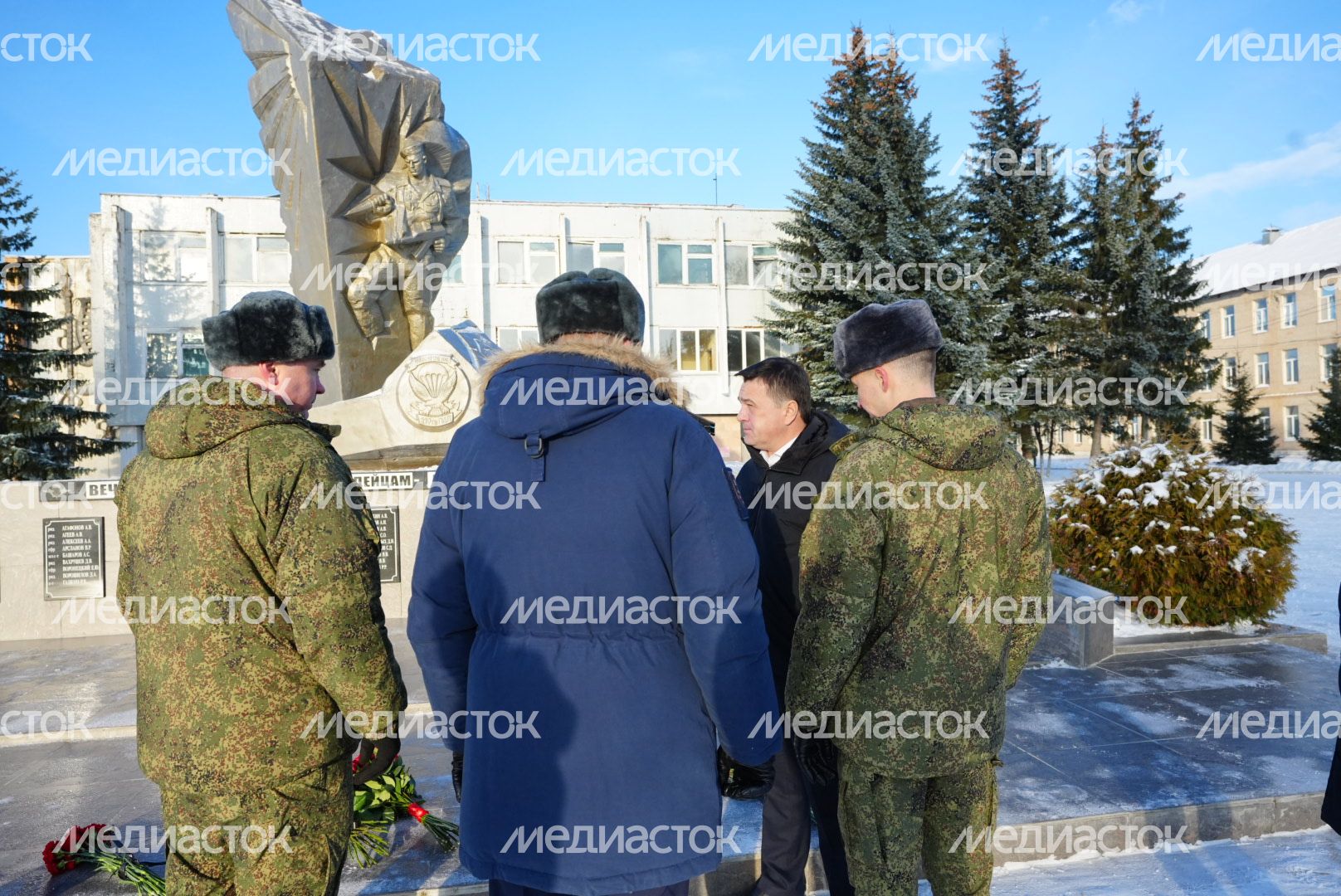 Возложение цветов к мемориалу погибших десантников Губернатором Подмосковья