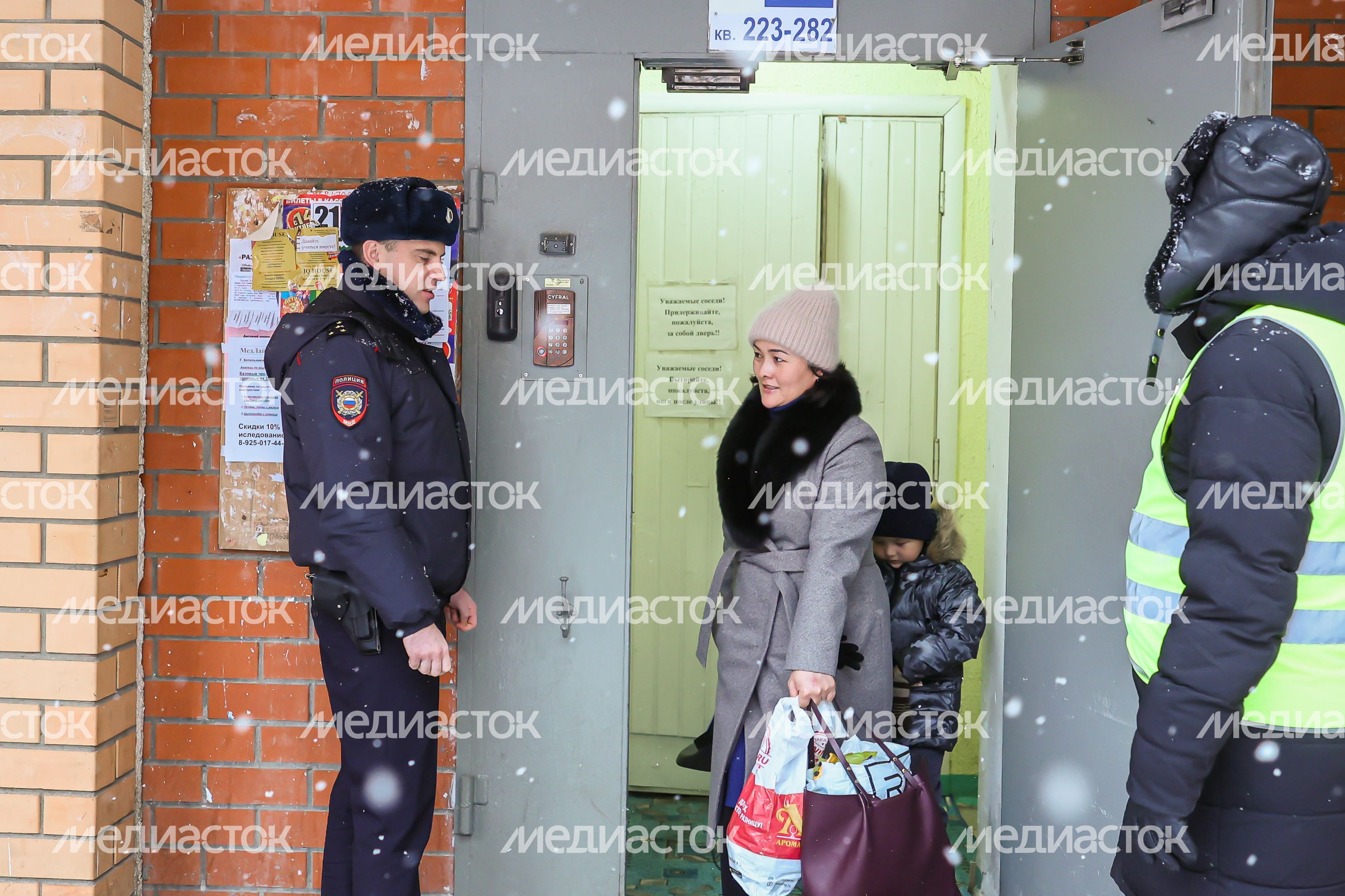 Народные дружинники и сотрудники полиции патрулируют улицы Подмосковья Народные дружинники и сотрудники полиции патрулируют улицы Подмосковья