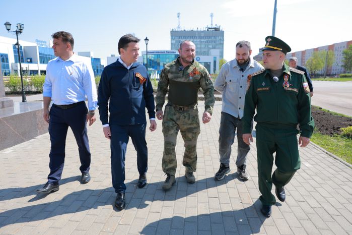 Андрей Воробьев вместе с ветеранами СВО возложил цветы к стеле в Можайске