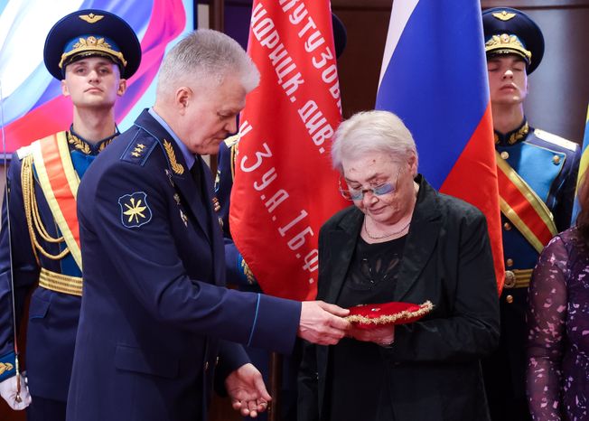 Родственникам легендарного лётчика Николая Терёхина передали "Золотую Звезду" Героя России