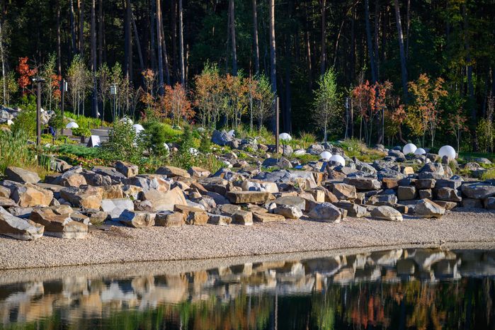 Водопад в парке Малевича осенью