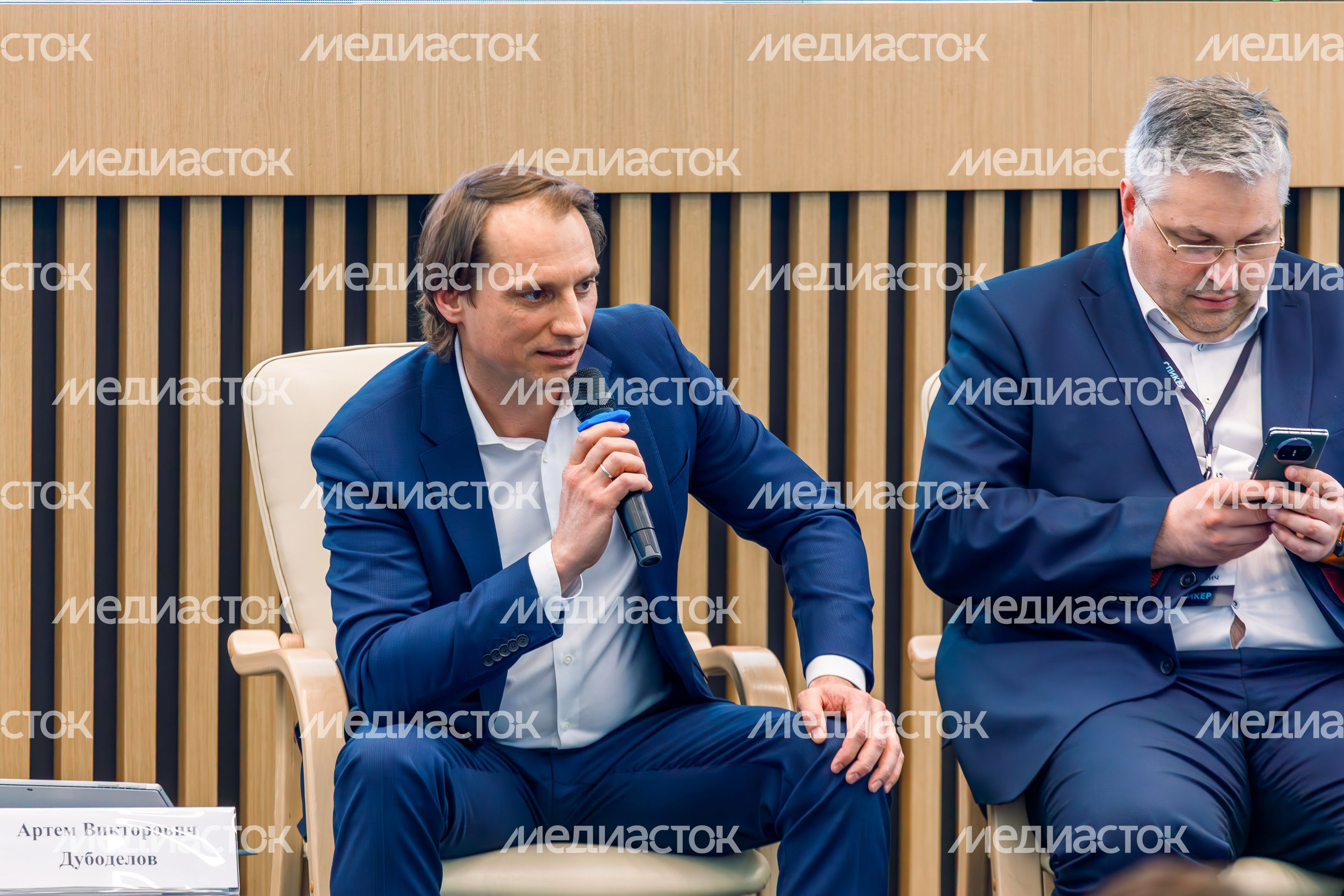 Гендиректор ГК ACCELERATION Артем Дубоделов и министр ЖКХ региона Кирилл Григорьев на форуме Гендиректор ГК ACCELERATION Артем Дубоделов и министр ЖКХ региона Кирилл Григорьев на форуме