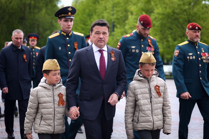 Возложение губернатором венка к Могиле Неизвестного Солдата
