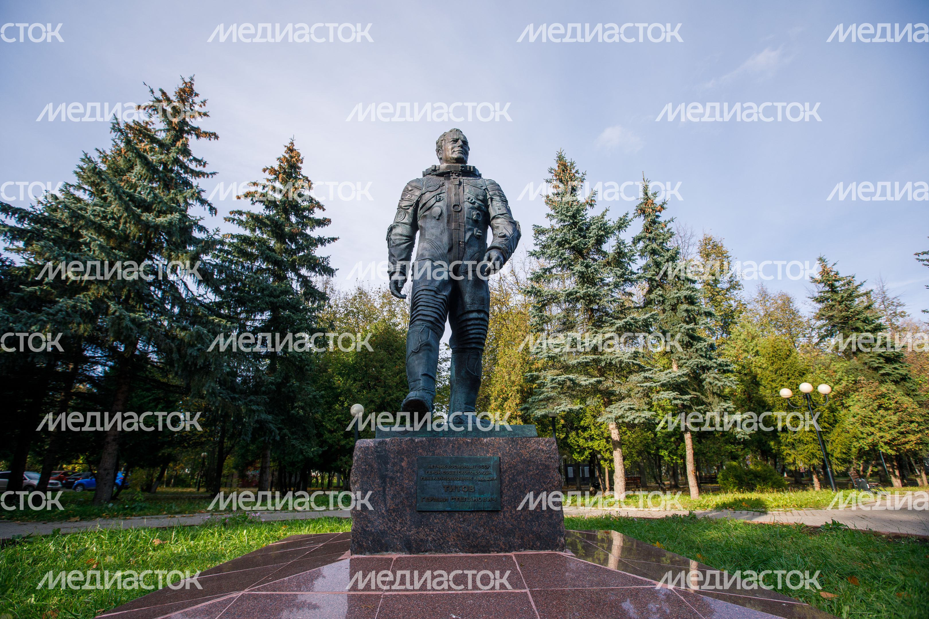 Краснознаменск. Памятник космонавту Герману Титову Краснознаменск. Памятник космонавту Герману Титову
