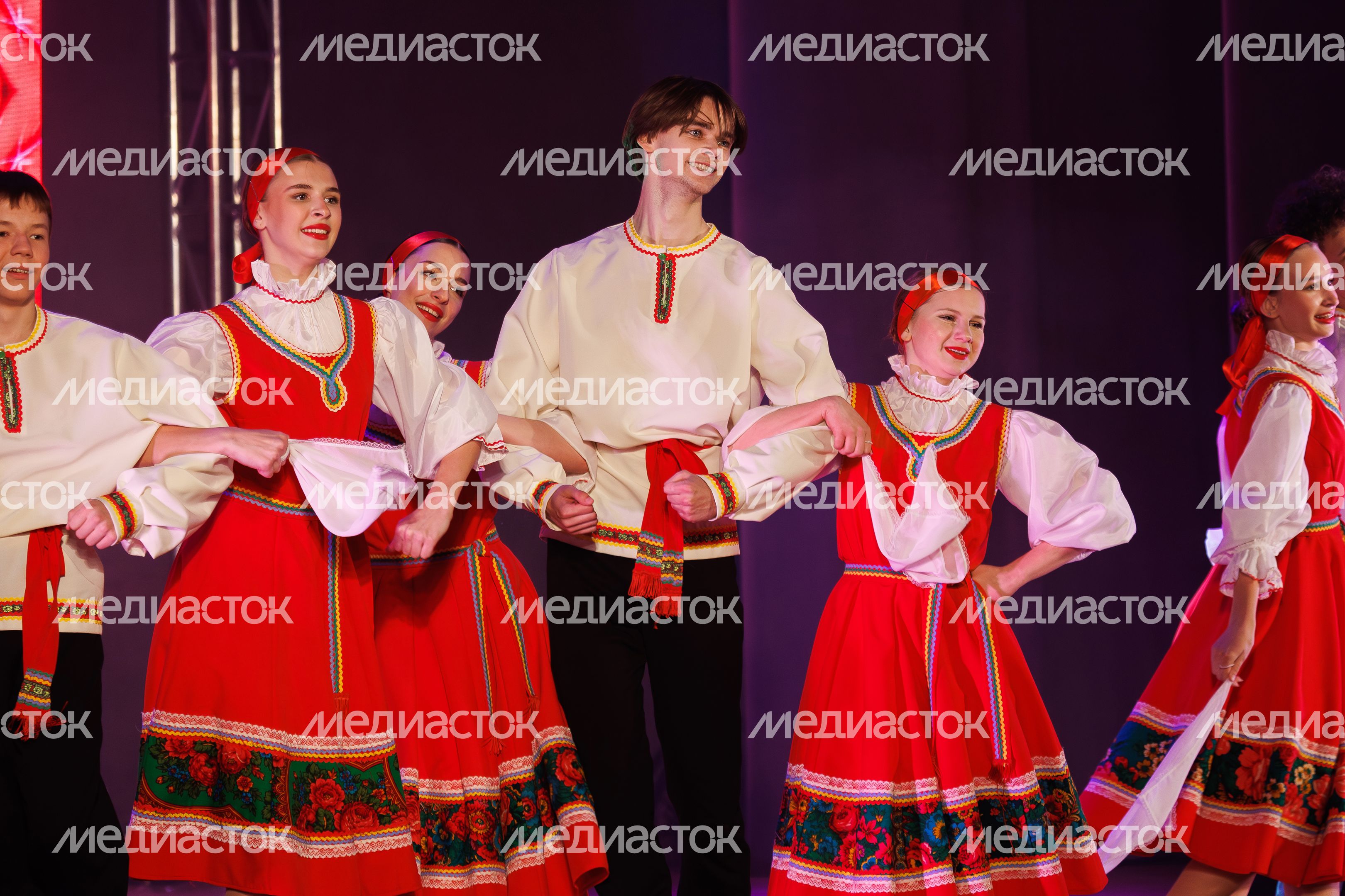 Концерт на открытии Международного кинофестиваля «17 мгновений…» в Павловском Посаде Концерт на открытии Международного кинофестиваля «17 мгновений…» в Павловском Посаде