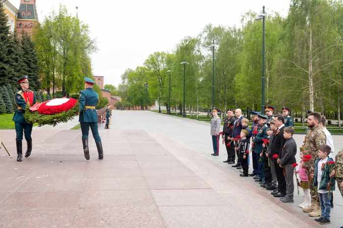 Андрей Воробьев вместе с героями СВО и детьми возложил цветы к Вечному огню у стен Кремля