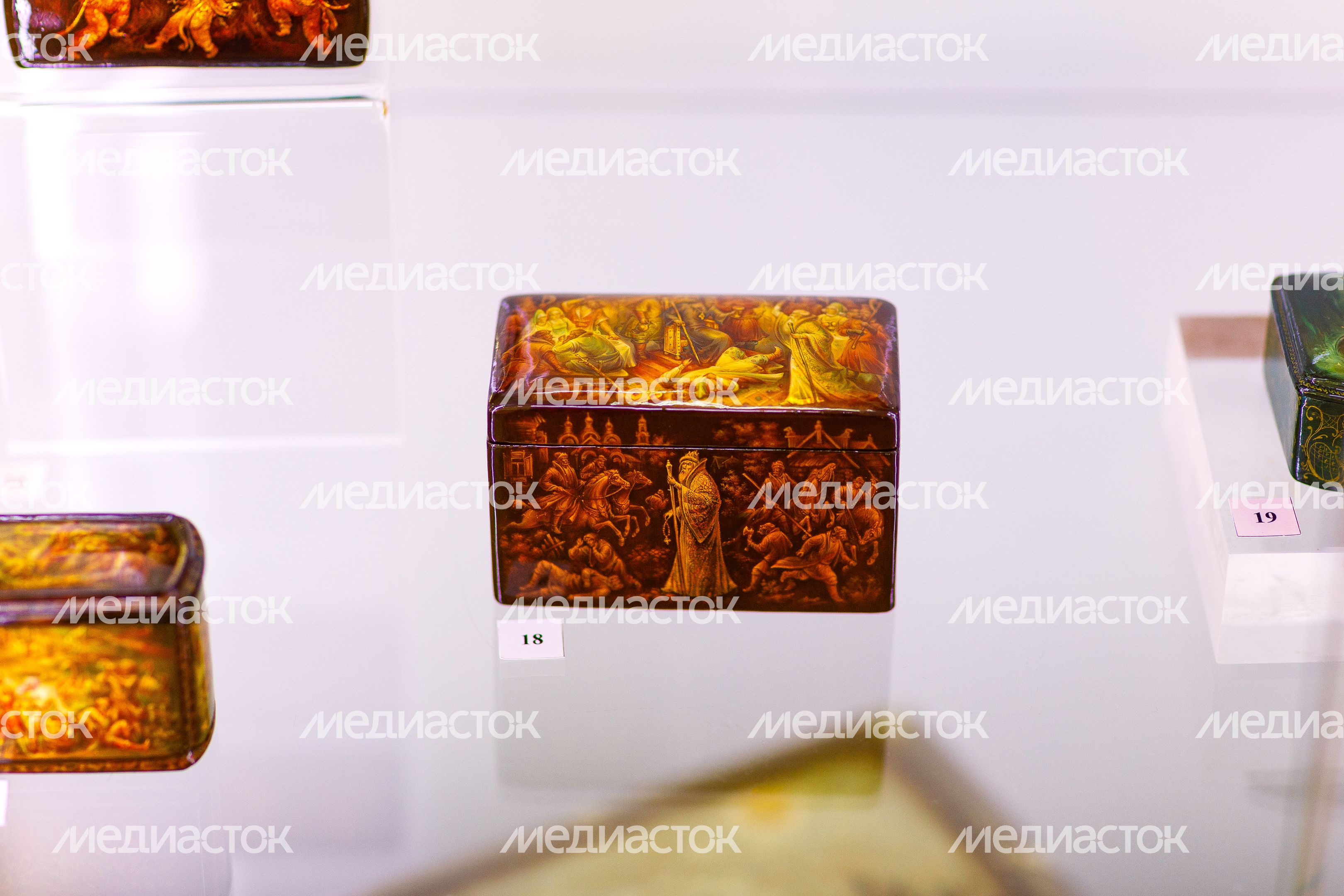 Шкатулка с древнерусским историческим сюжетом в технике лаковой миниатюры Федоскино Шкатулка с древнерусским историческим сюжетом в технике лаковой миниатюры Федоскино