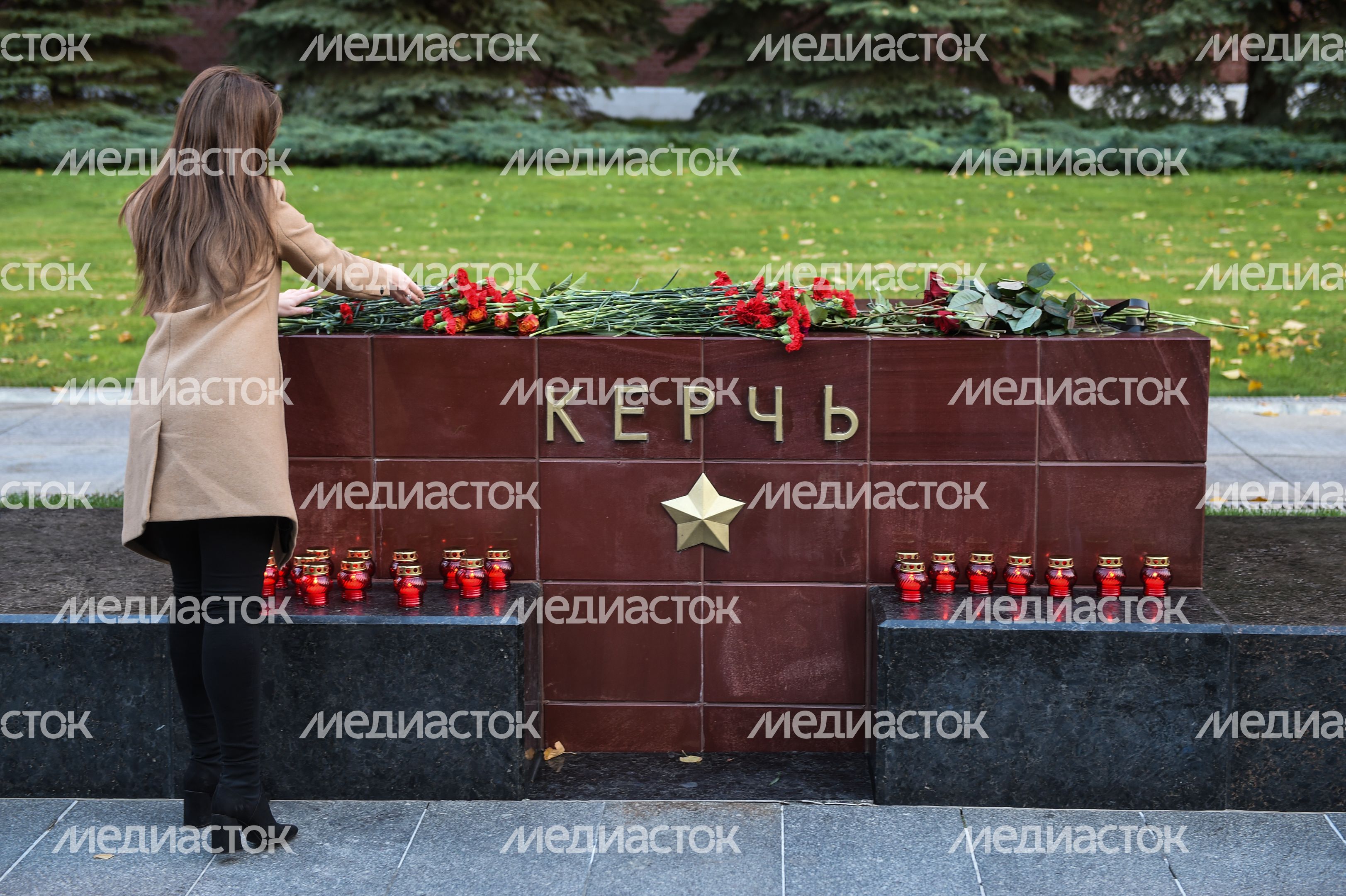 Возложение цветов к мемориалу города Керчь в Москве Возложение цветов к мемориалу города Керчь в Москве