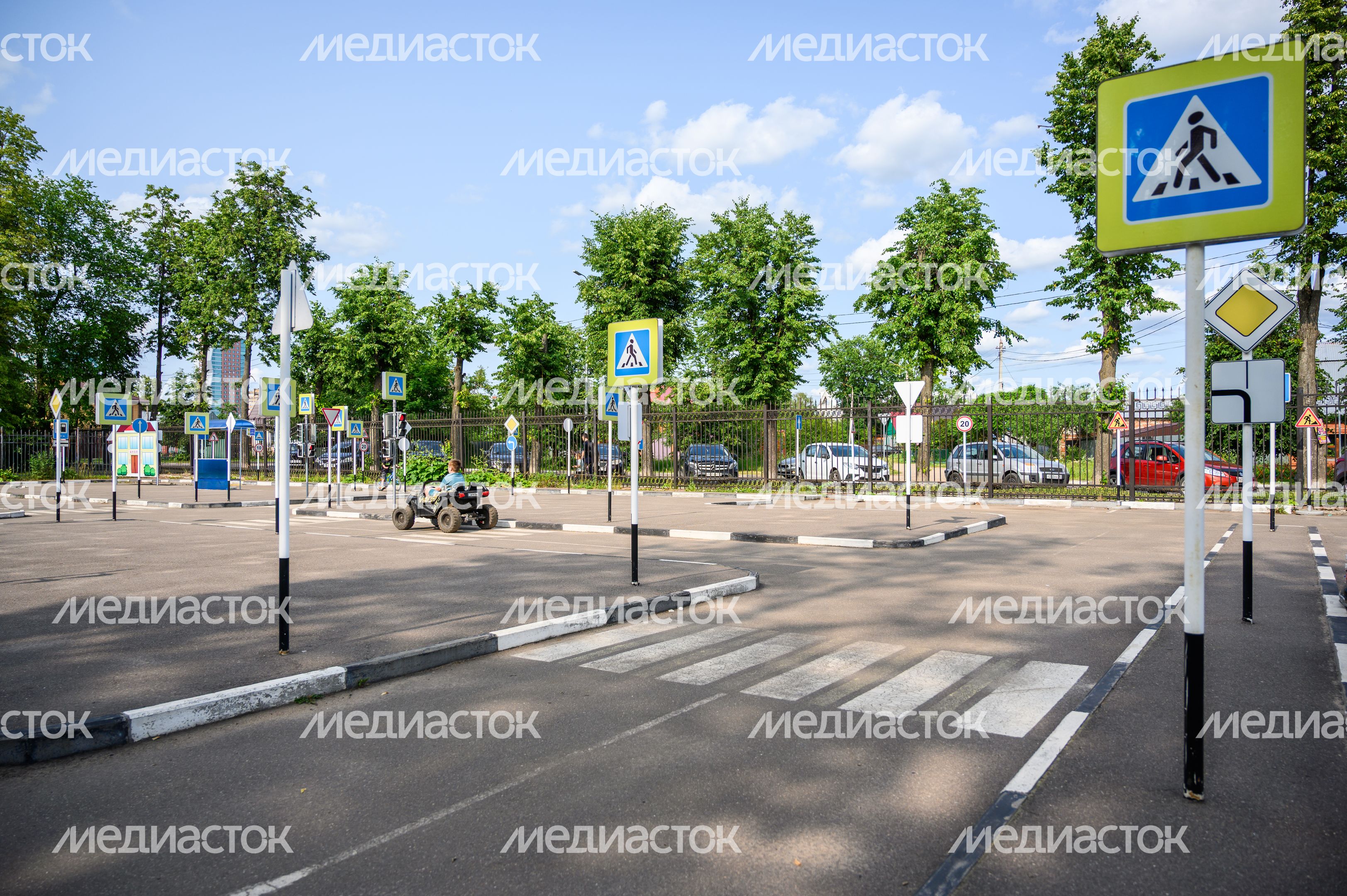Автогородок в парке культуры и отдыха им. Олега Степанова в Серпухове летом Автогородок в парке культуры и отдыха им. Олега Степанова в Серпухове летом