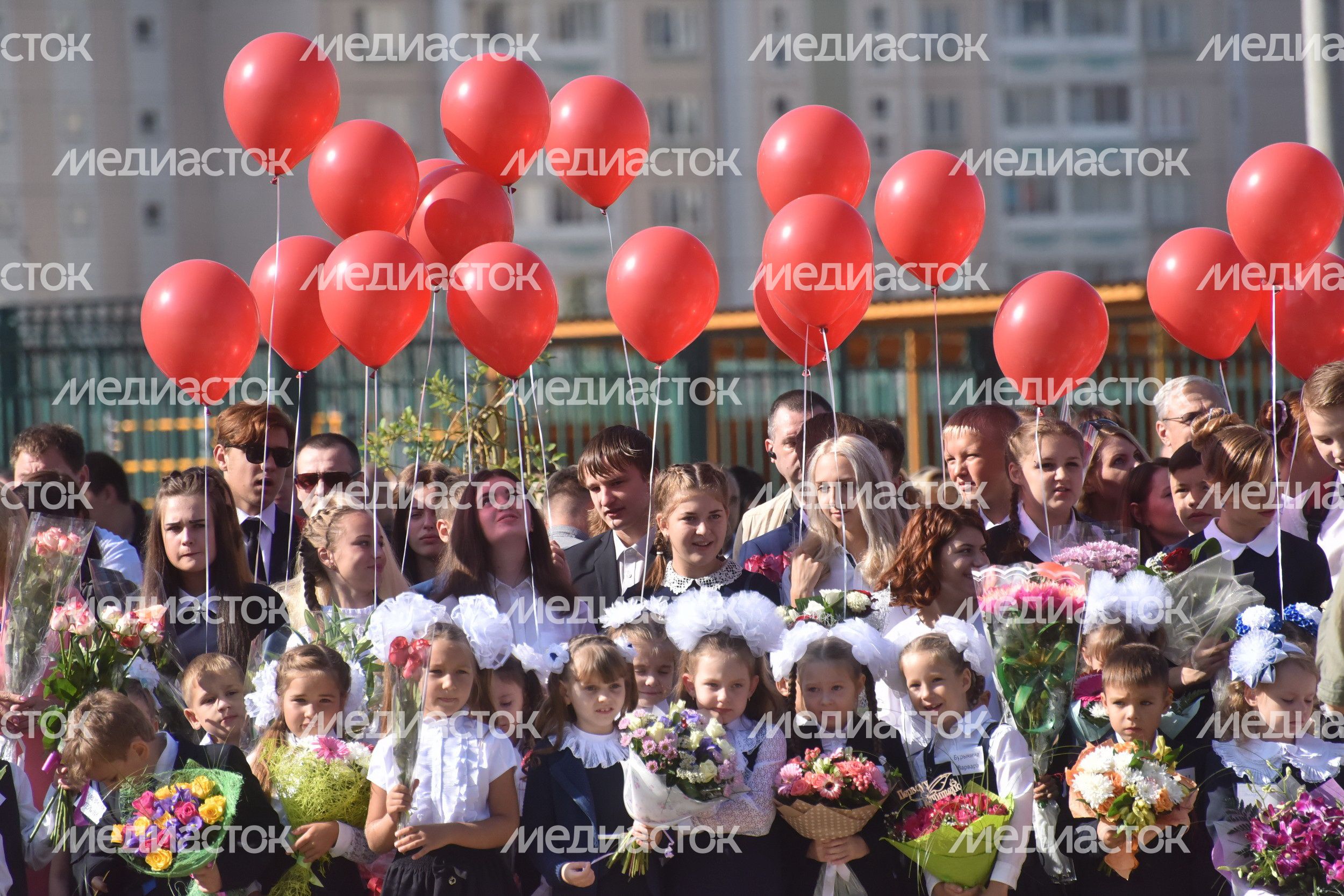Медведев и Воробьев пообщались с учениками 11 класса новой подольской школы