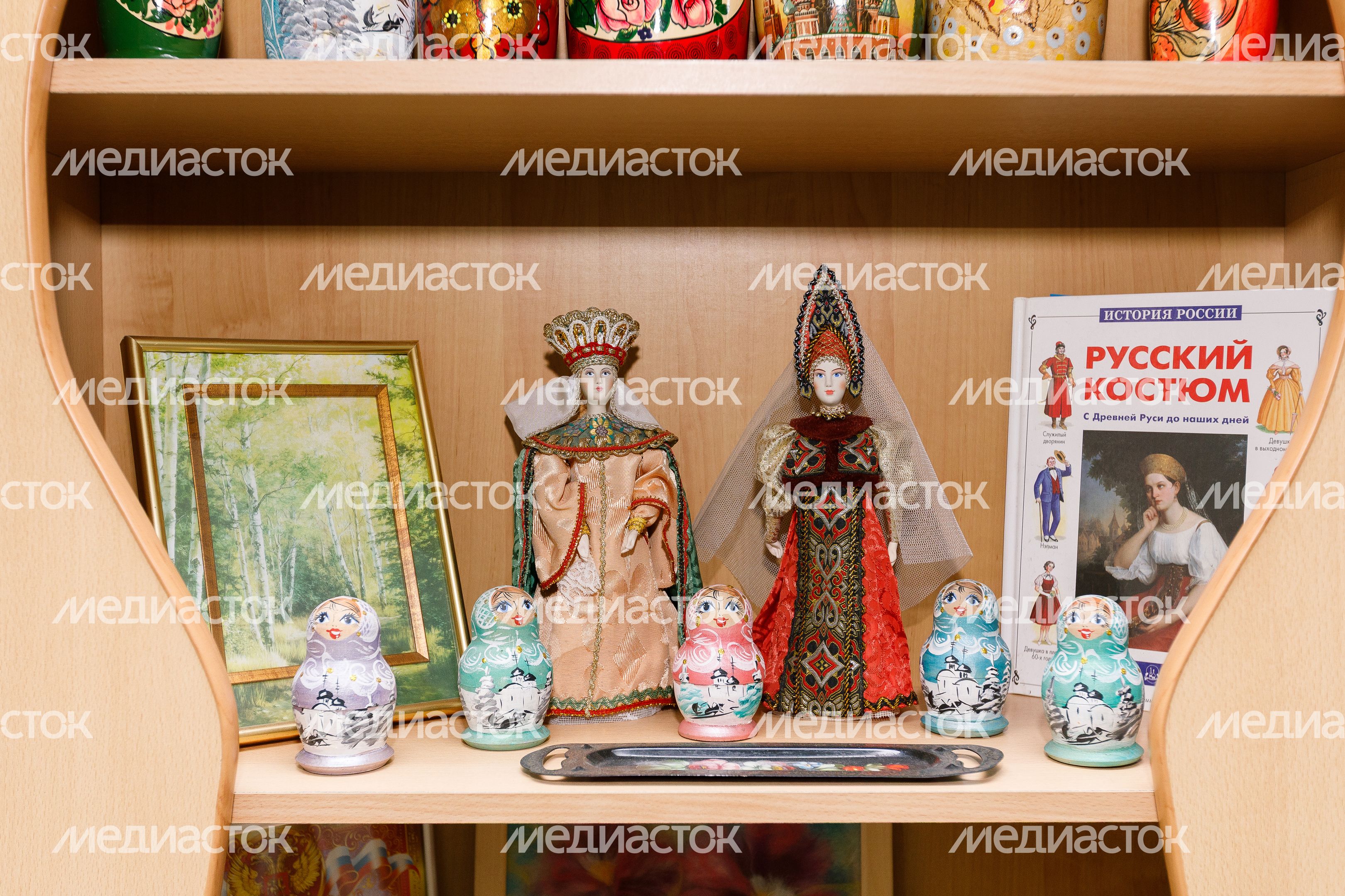 Игрушки на полке в игровой комнате детского сада «Светлячок» в Химках