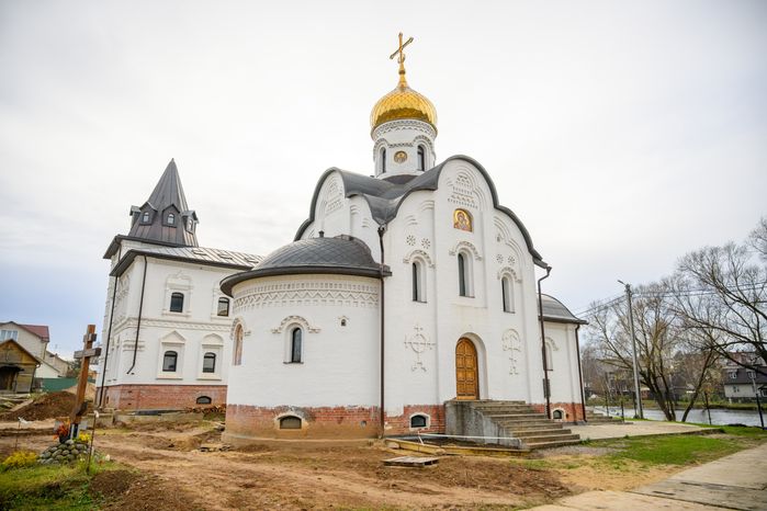 Церковь Иоанна Кронштадтского в микрорайоне Белые Столбы города Домодедово осенью