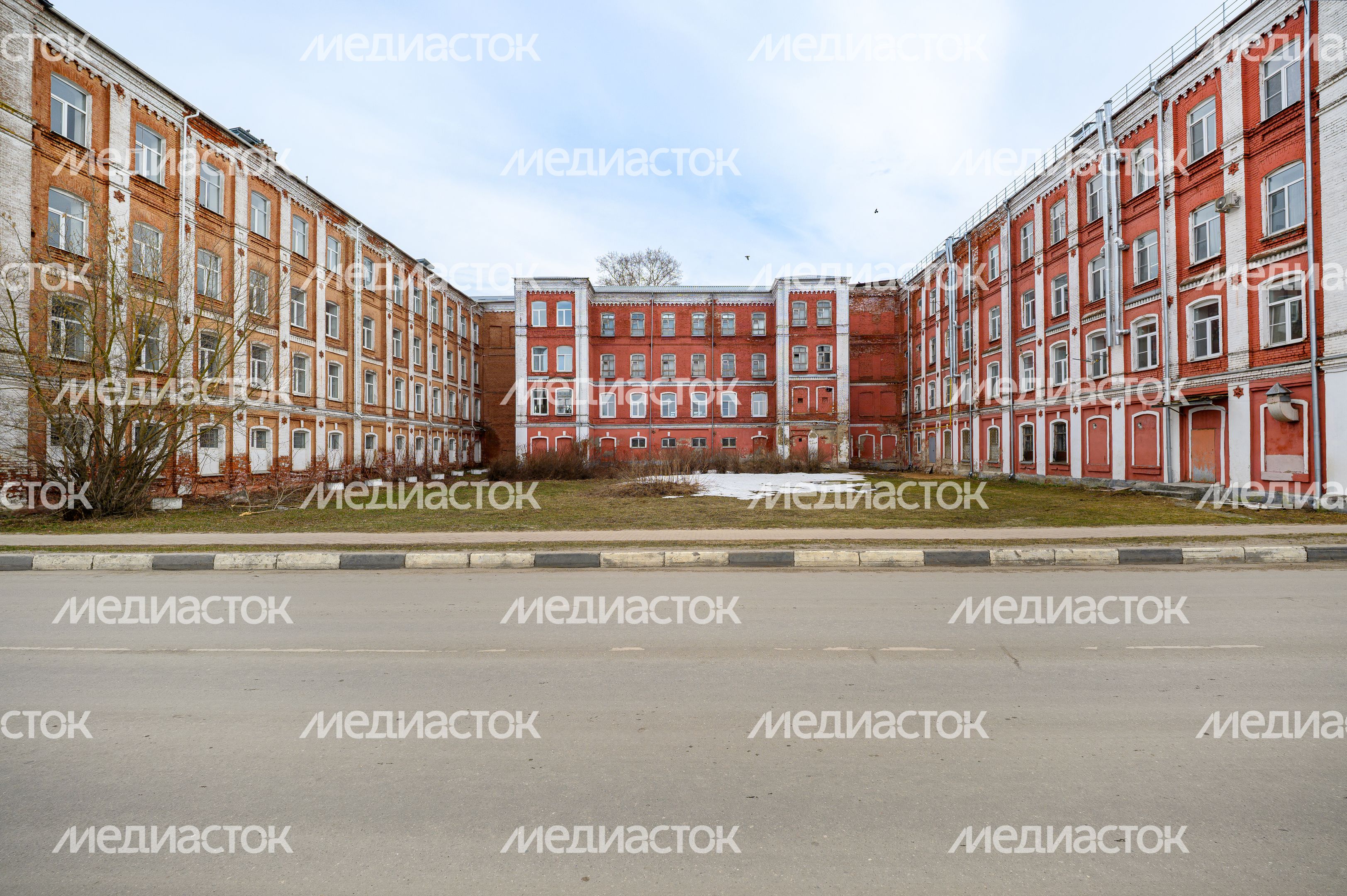Рабочие казармы ткацкой фабрики Н. Зимина в городе Дрезна Орехово-Зуевского округа Рабочие казармы ткацкой фабрики Н. Зимина в городе Дрезна Орехово-Зуевского округа