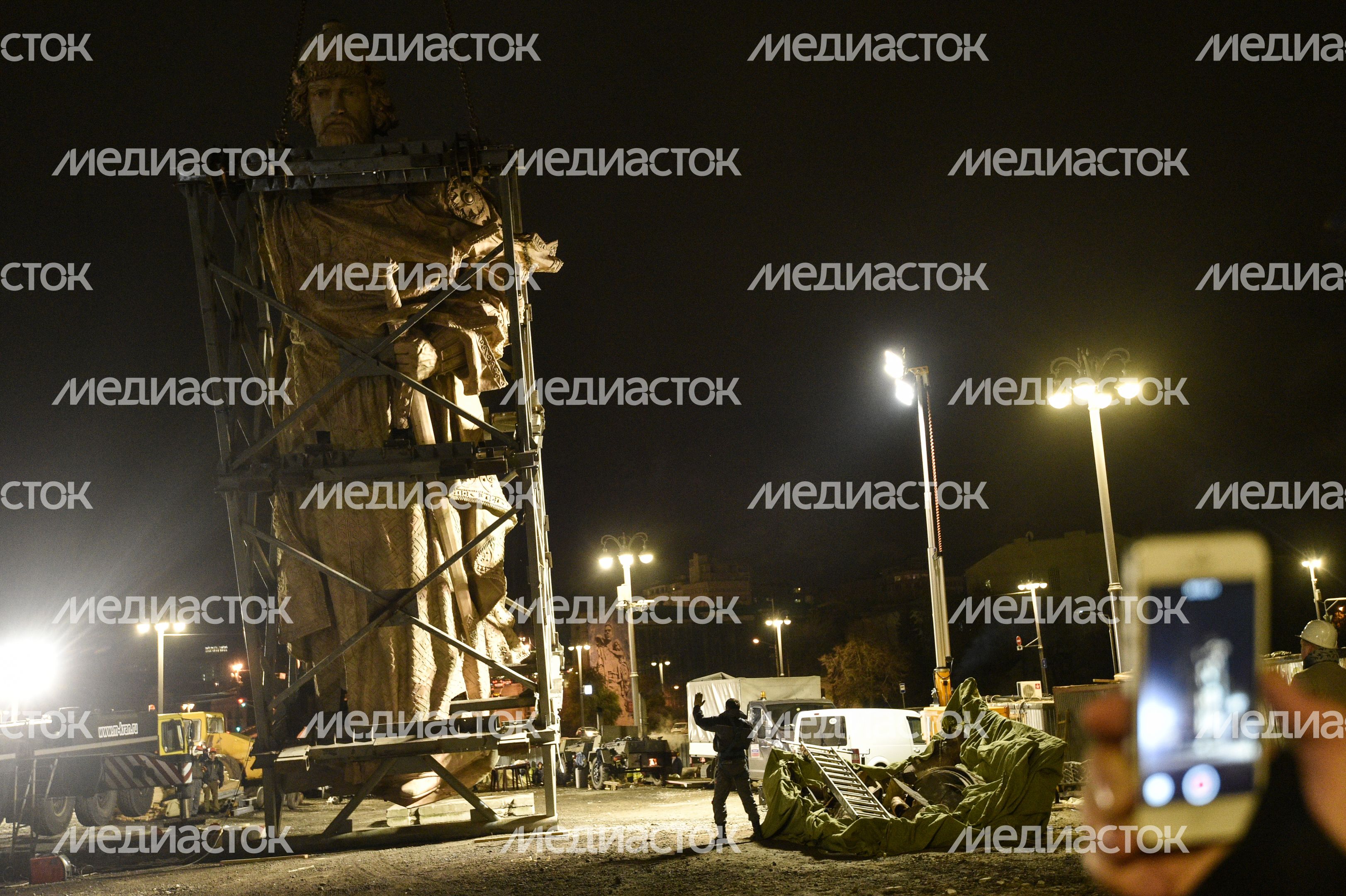 Установка памятника князю Владимиру в Москве