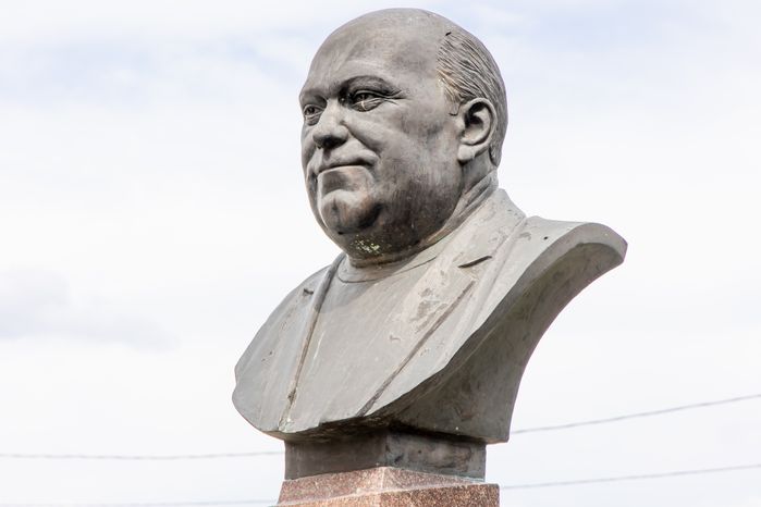 Памятник Н.Н. Лазурину