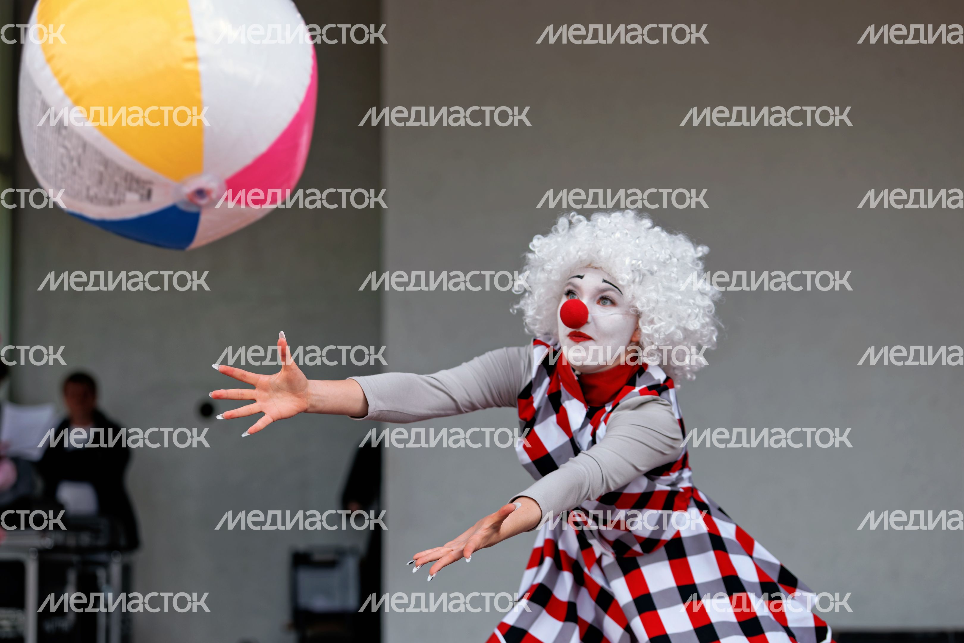 Костюмированное шествие в Центральном парке Лобни на закрытии XXX Театрального фестиваля «Русская классика»