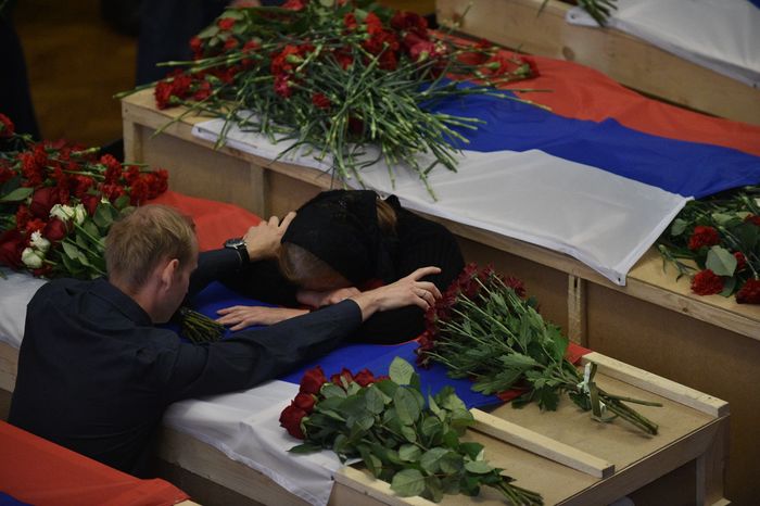 Прощание с погибшими членами экипажа самолета Ил-76 в Жуковском