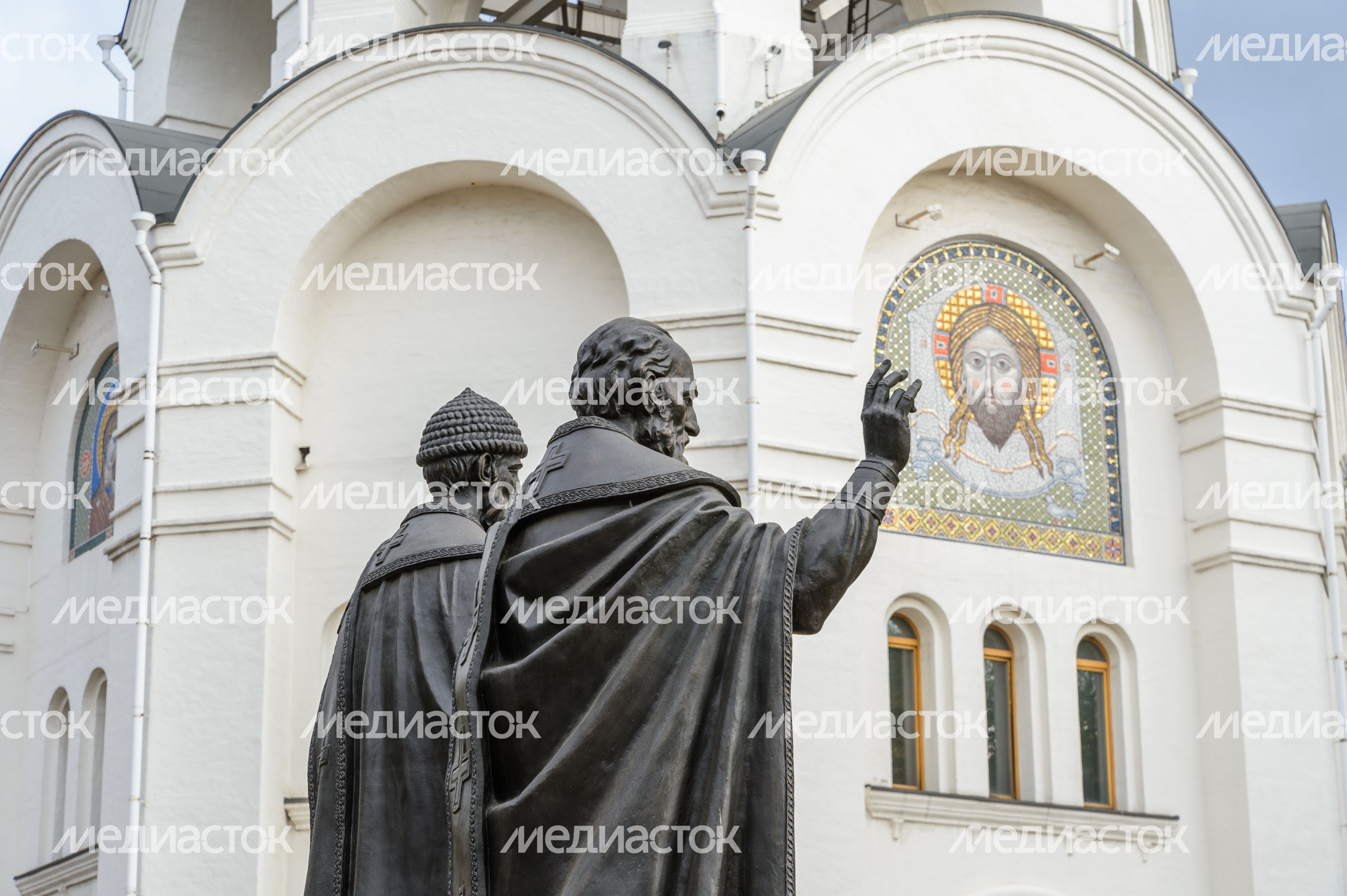 Котельники. Памятник святителям Спиридону Тримифунтскому и Николаю Чудотворцу Котельники. Памятник святителям Спиридону Тримифунтскому и Николаю Чудотворцу