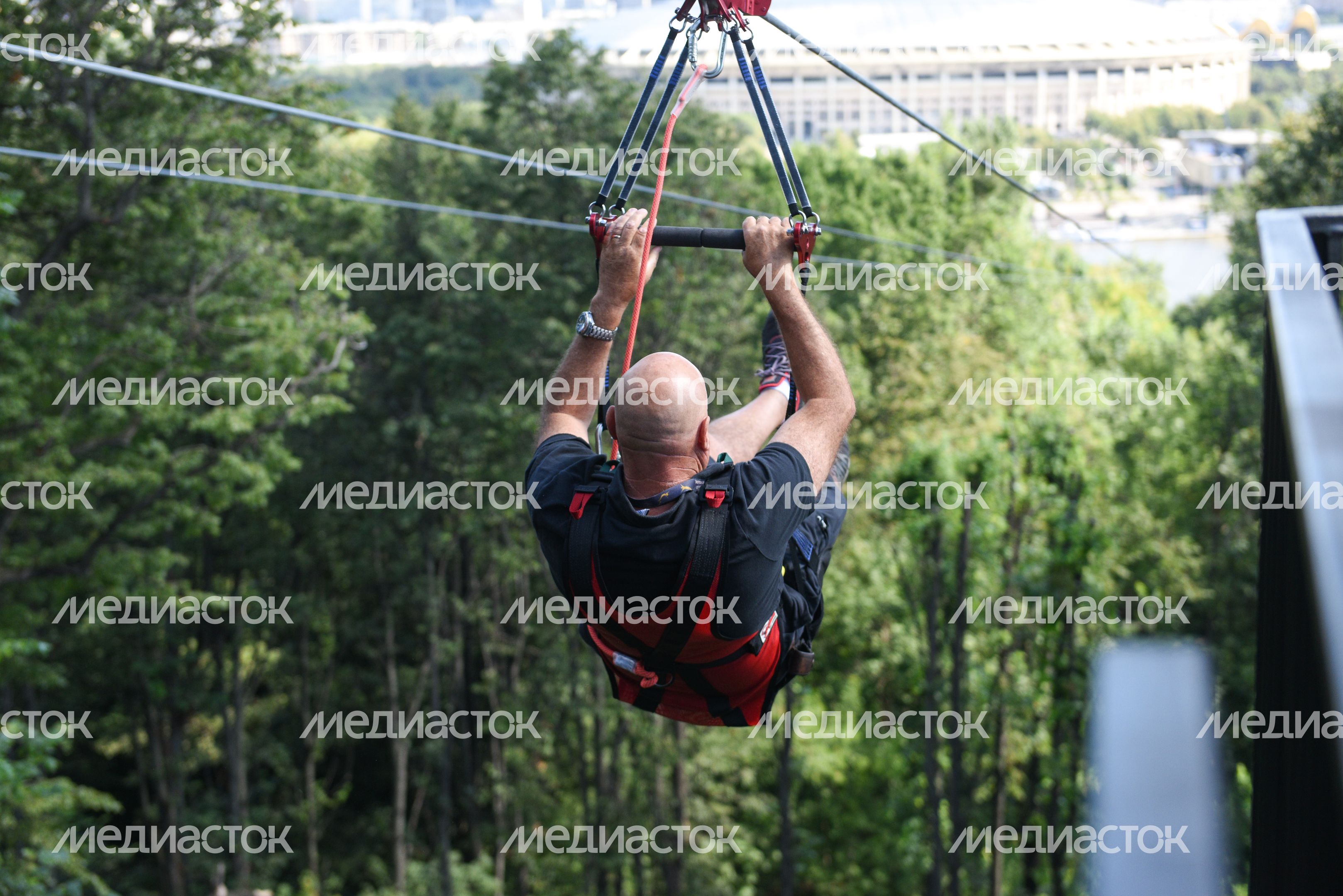 Запуск аттракциона зиплайн на территории Воробьевых гор в Москве Запуск аттракциона зиплайн на территории Воробьевых гор в Москве