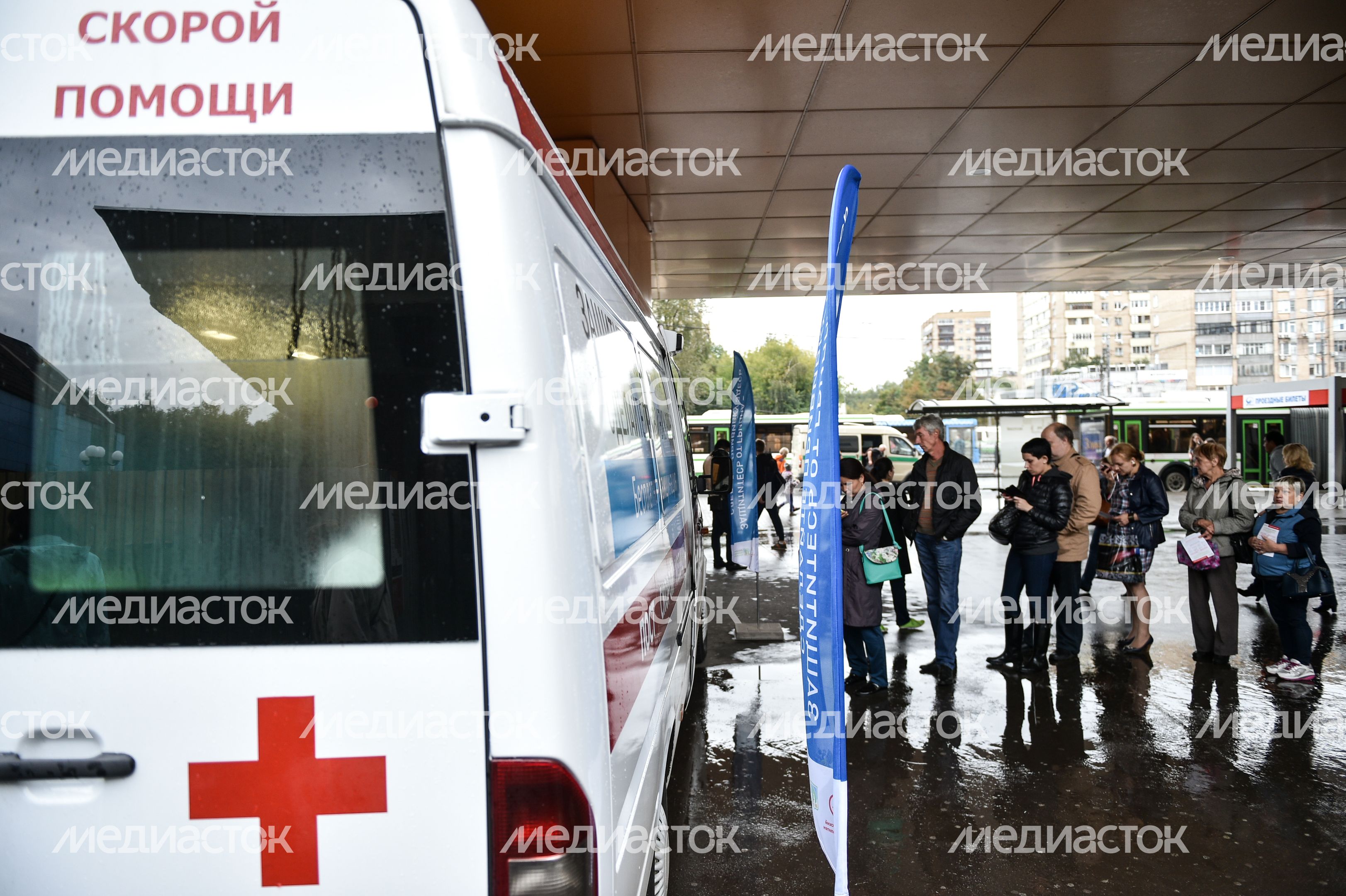 Мобильный прививочный пункт у станции московского метро
