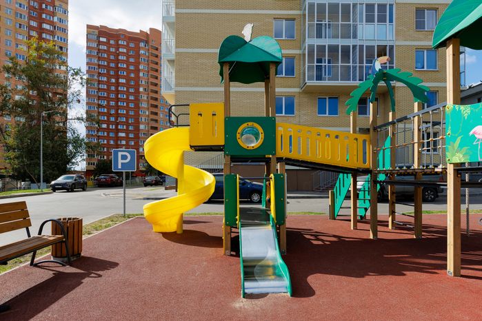 Детская площадка у дома для переселенцев в ЖК «Высокий берег» Лыткарино
