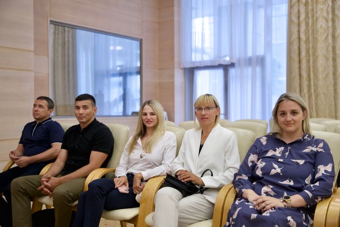 Подмосковным тренерам вручили сертификаты на покупку жилья по соципотеке