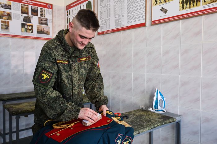 Подготовка военнослужащих отдельного комендантского Преображенского полка к военному параду на Красной площади