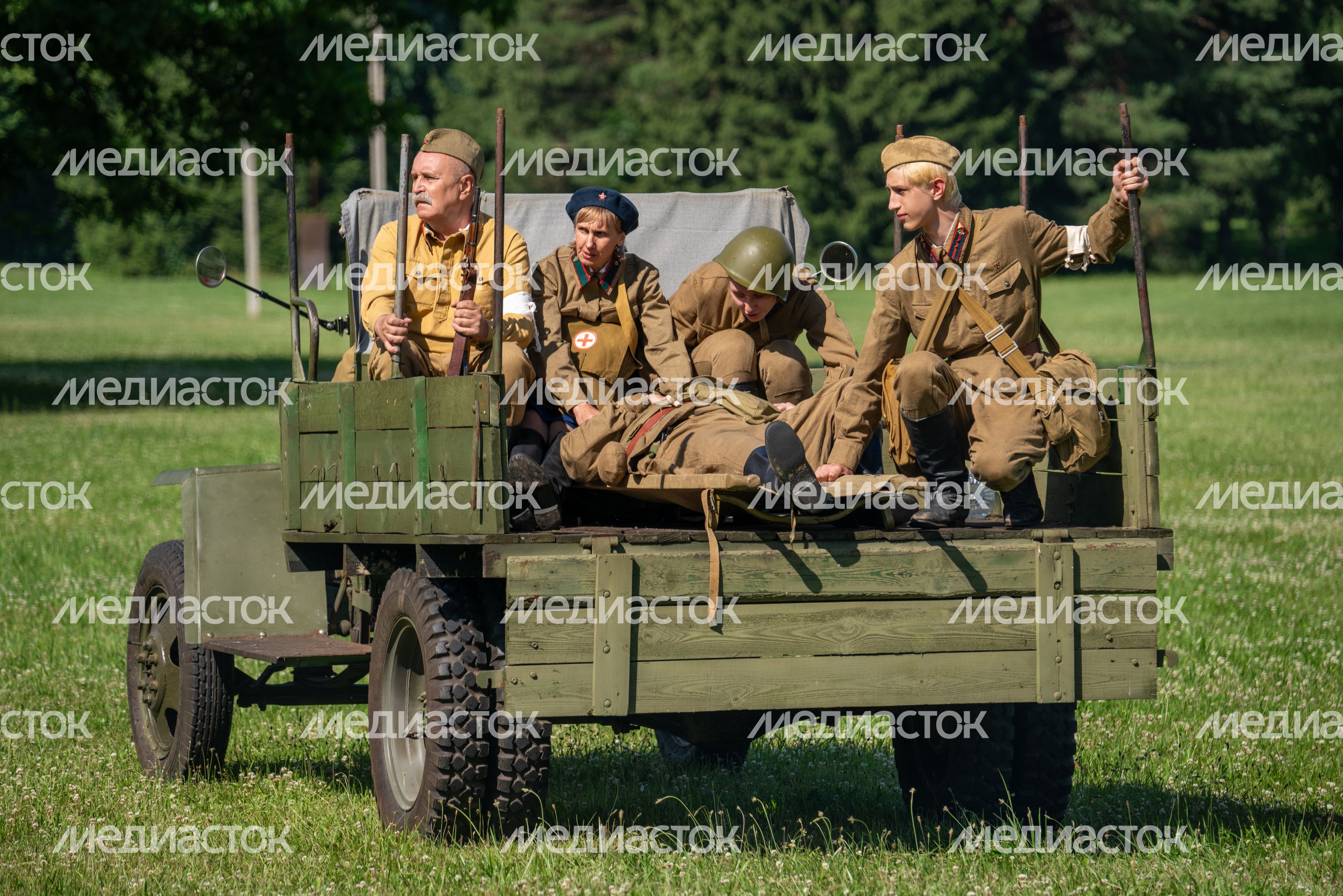 Реконструкция боя на военно-историческом фестивале «Ополчение. По зову сердца» в музее-заповеднике «Горки Ленинские» Реконструкция боя на военно-историческом фестивале «Ополчение. По зову сердца» в музее-заповеднике «Горки Ленинские»