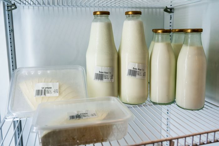 Молочные продукты в фермерской лавке на экоферме Корневых в Истре