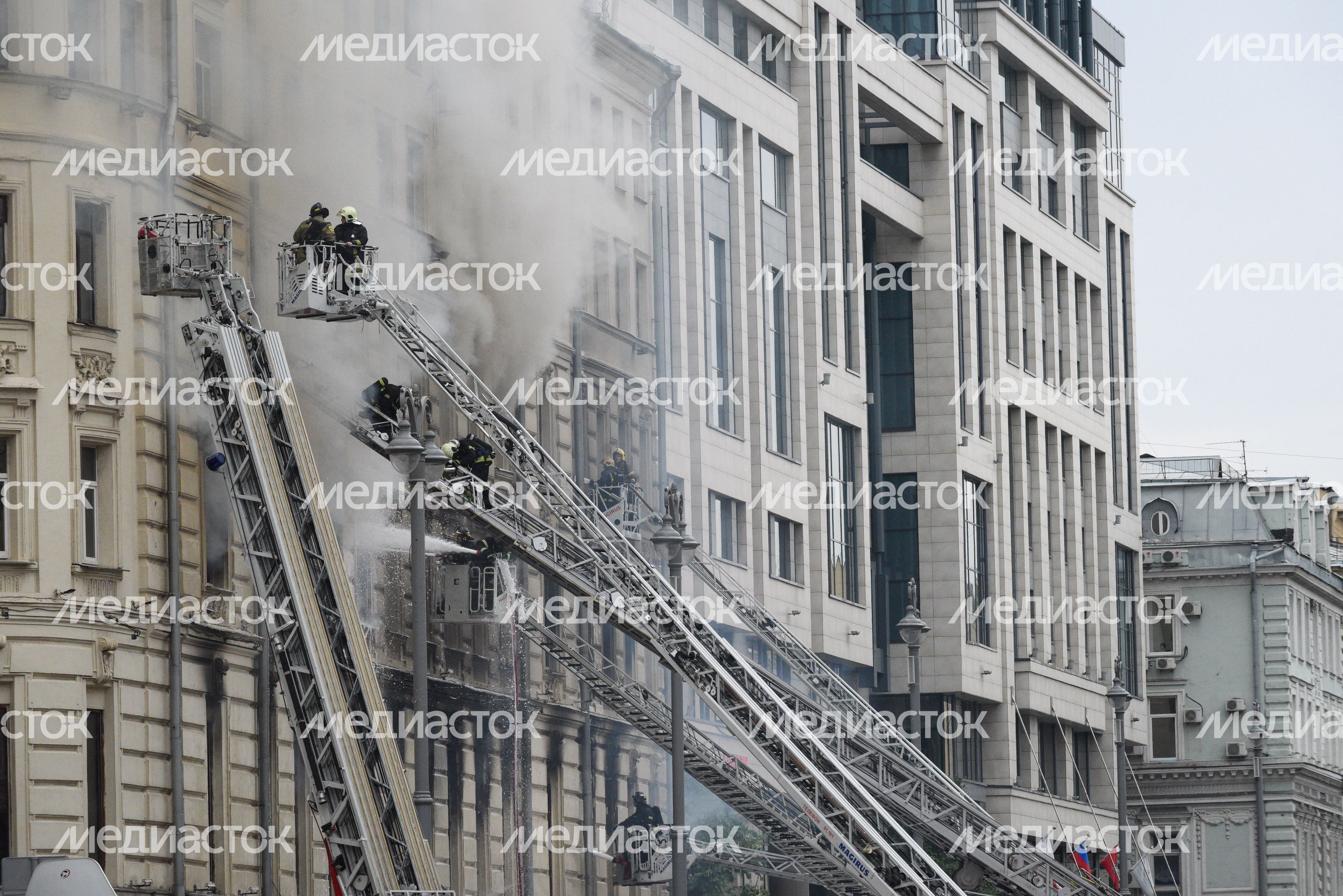Пожар в реставрируемом здании на Тверской улице в Москве