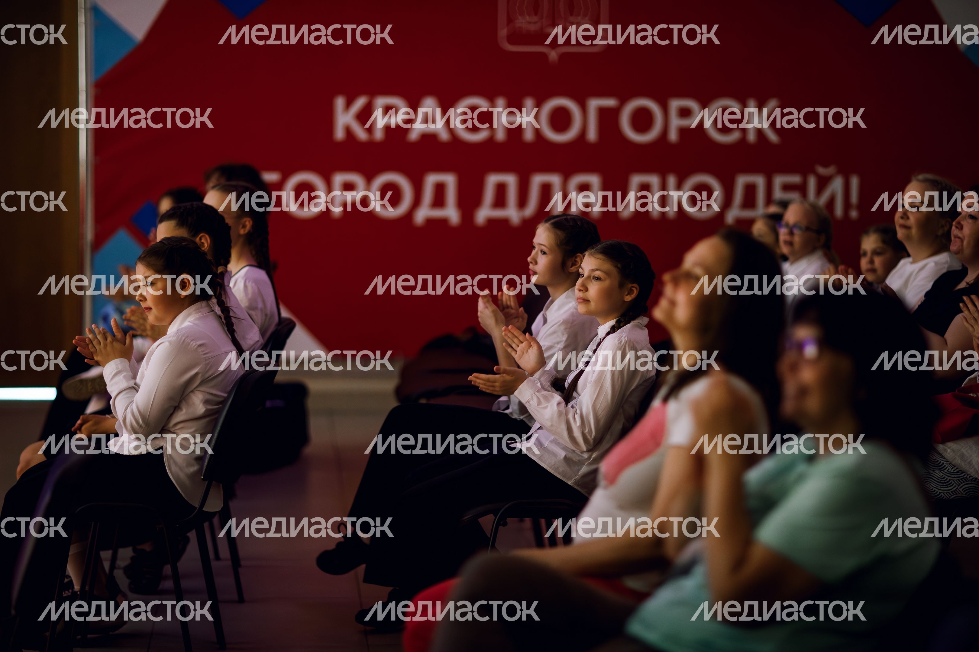 Зрители театрального фестиваля «За гранью софитов» в Красногорске Зрители театрального фестиваля «За гранью софитов» в Красногорске