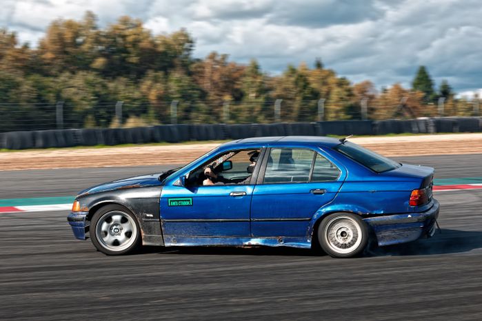 Дрифт-гонка автомобилей по автодрому Moscow Raceway на фестивале «Дрифт Экспо» в Волоколамске