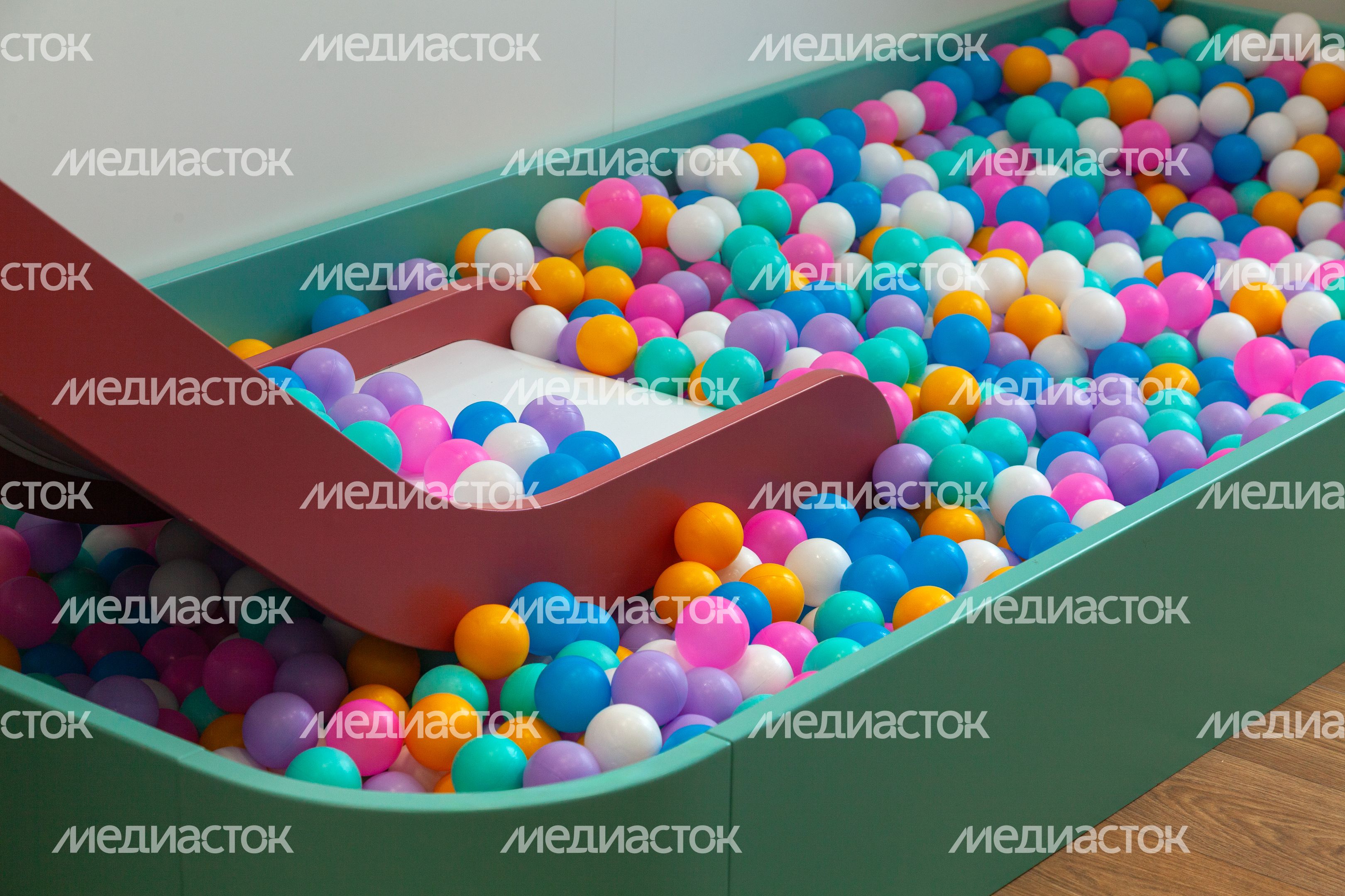 Горка с сухим бассейном в игровой комнате Детского клинического центра им. Л.М. Рошаля в Красногорске