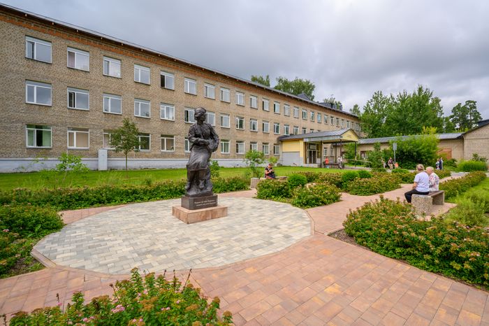 Памятник женщине-санинструктору у Пушкинской клинической больницы
