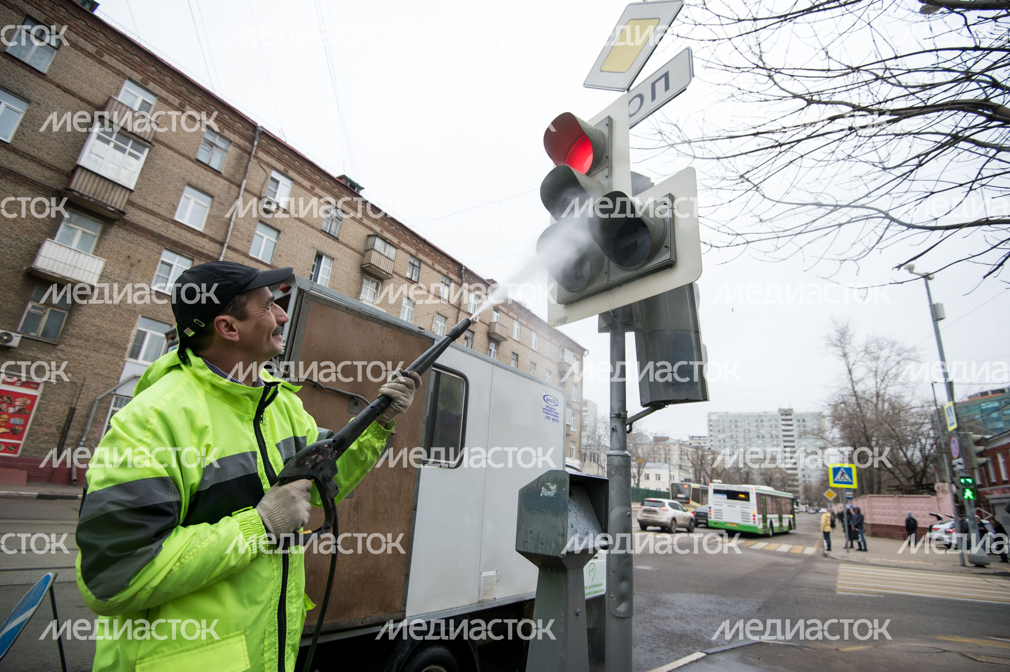 ЦОДД чистит светофоры в Москве